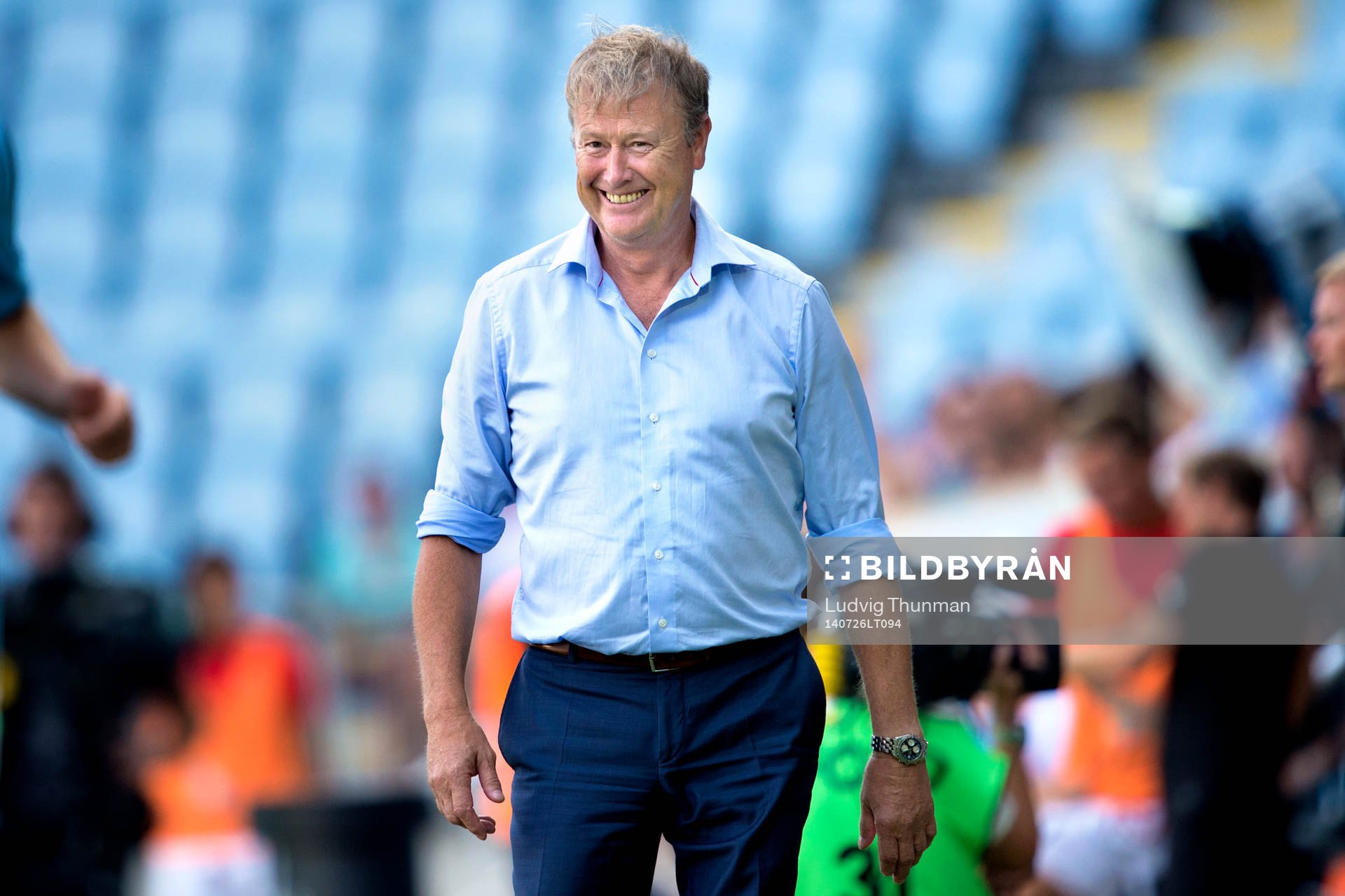 Malmö FFs tränare Åge Hareide ler på bänken