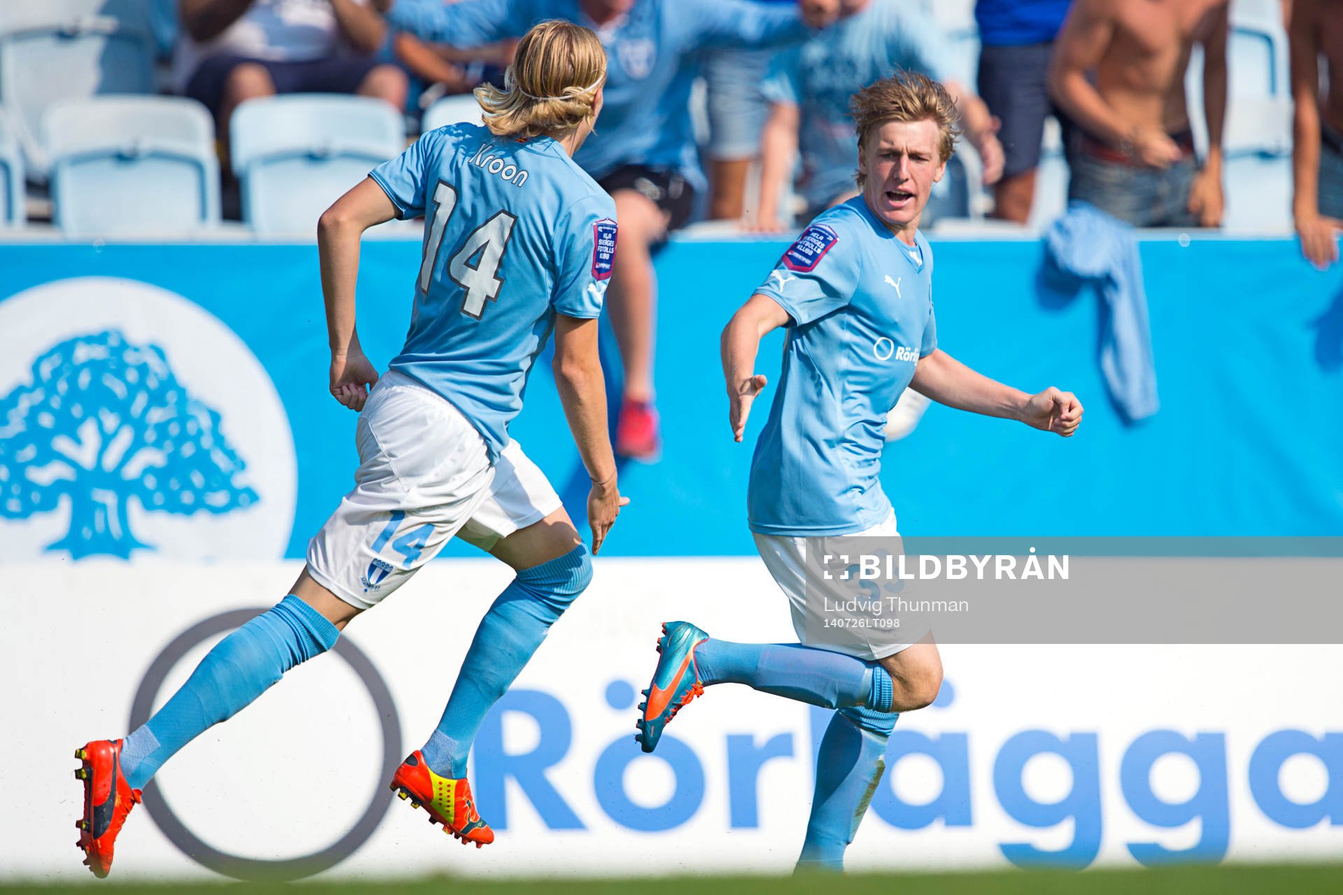 Malmö FFs Emil Forsberg firar han gjort 1-1 med Simon Kroon