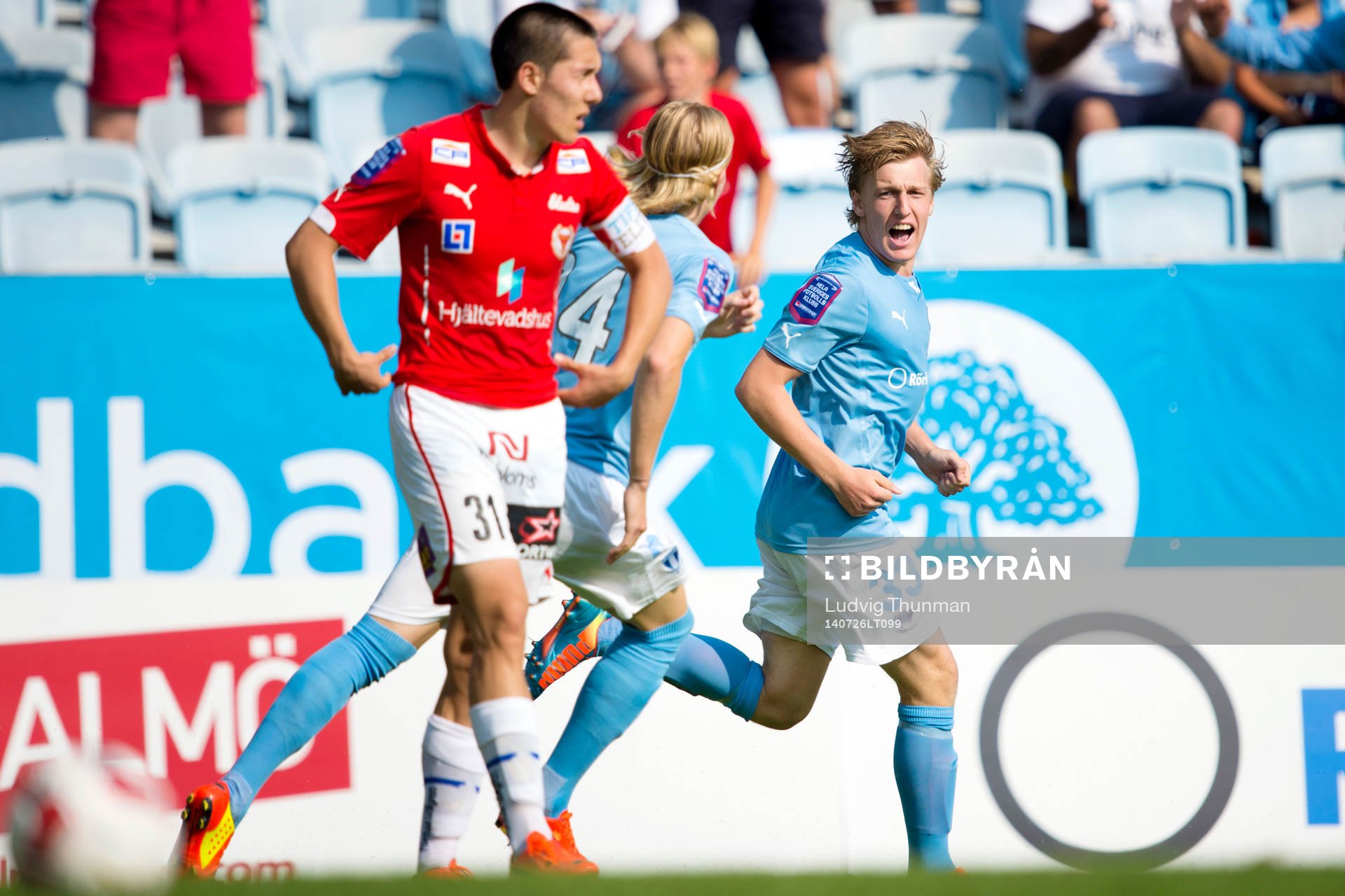 Malmö FFs Emil Forsberg firar han gjort 1-1 med Simon Kroon