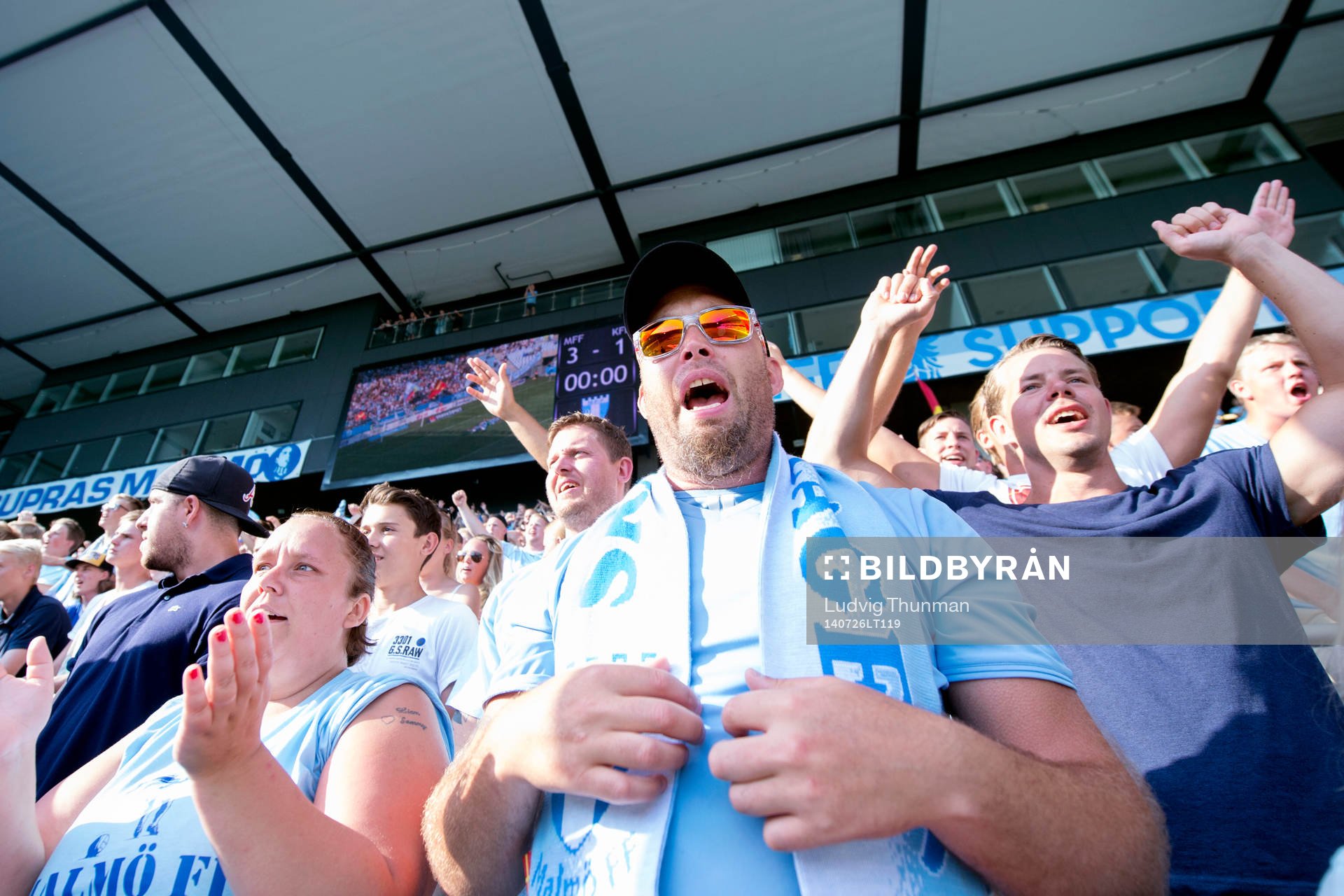 En Malmö FF supporter i klacken