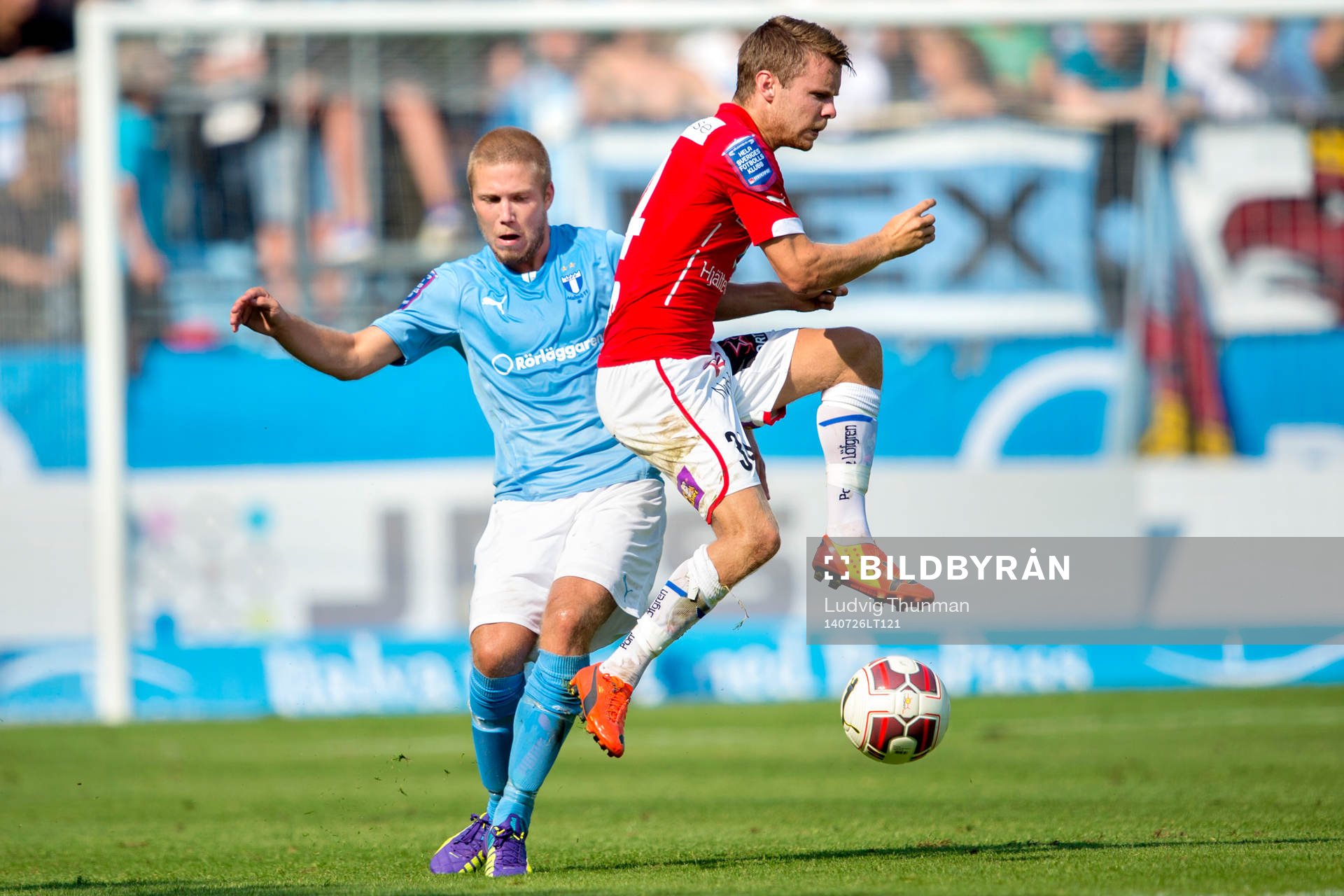 Malmö FFs Matias Concha i kamp om bollen med Kalmars Måns