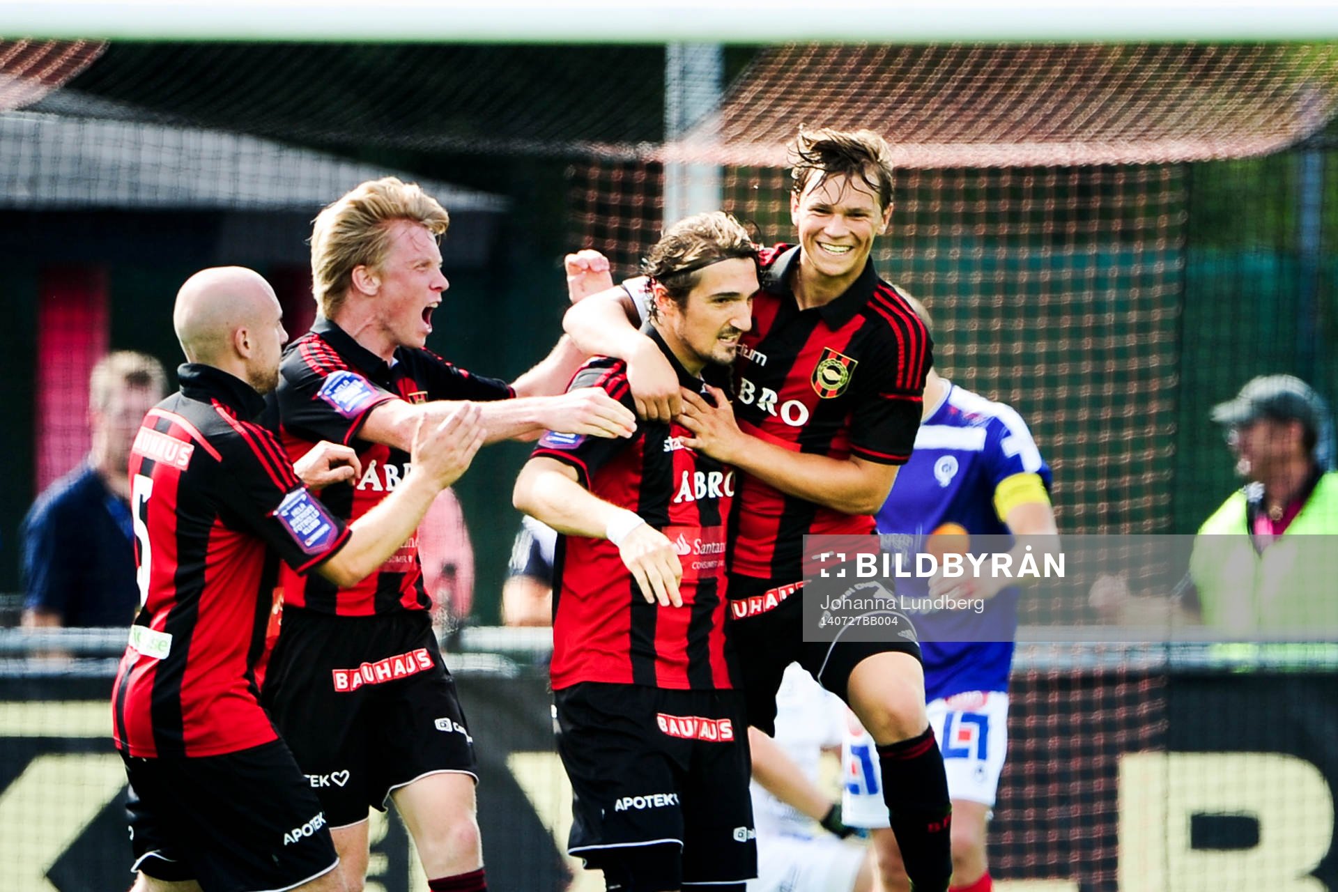 Brommapojkarna firar 1-0 genom Dardan Rexhepi  (m)