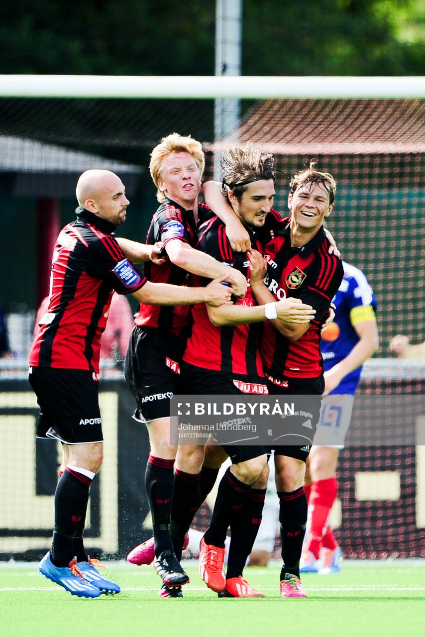 Brommapojkarna firar 1-0 genom Dardan Rexhepi  (m)