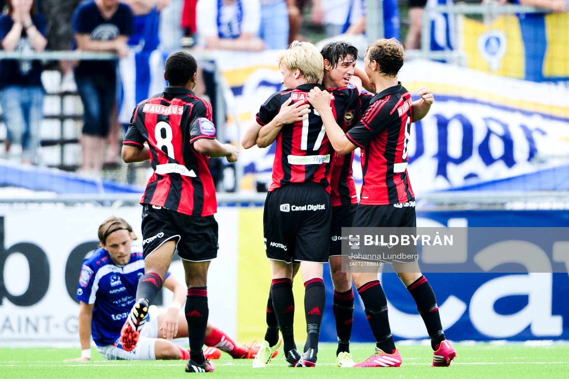 Brommapojkarnas Gabriel Petrovic (m) gör 2-0 och kramas om