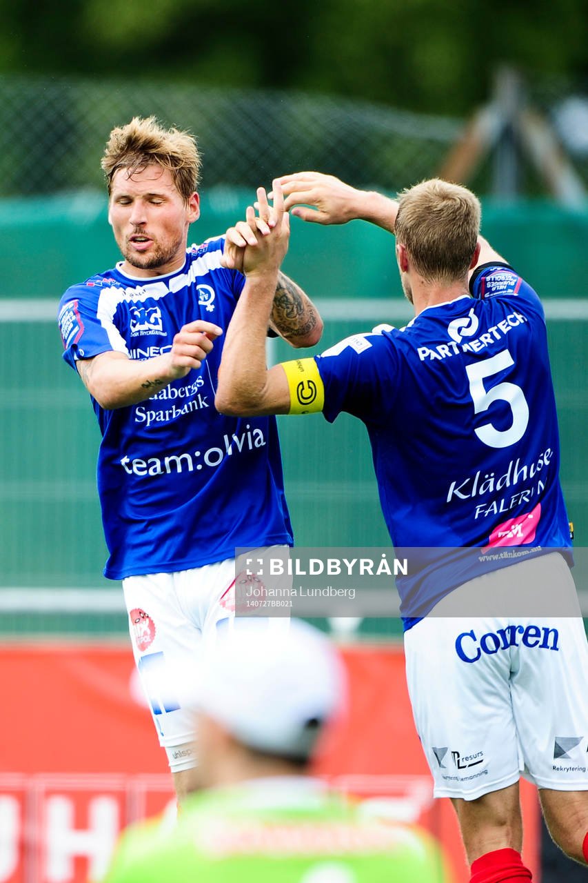 Åtvidabergs Daniel Hallingström (th) gör 2-1 och jublar