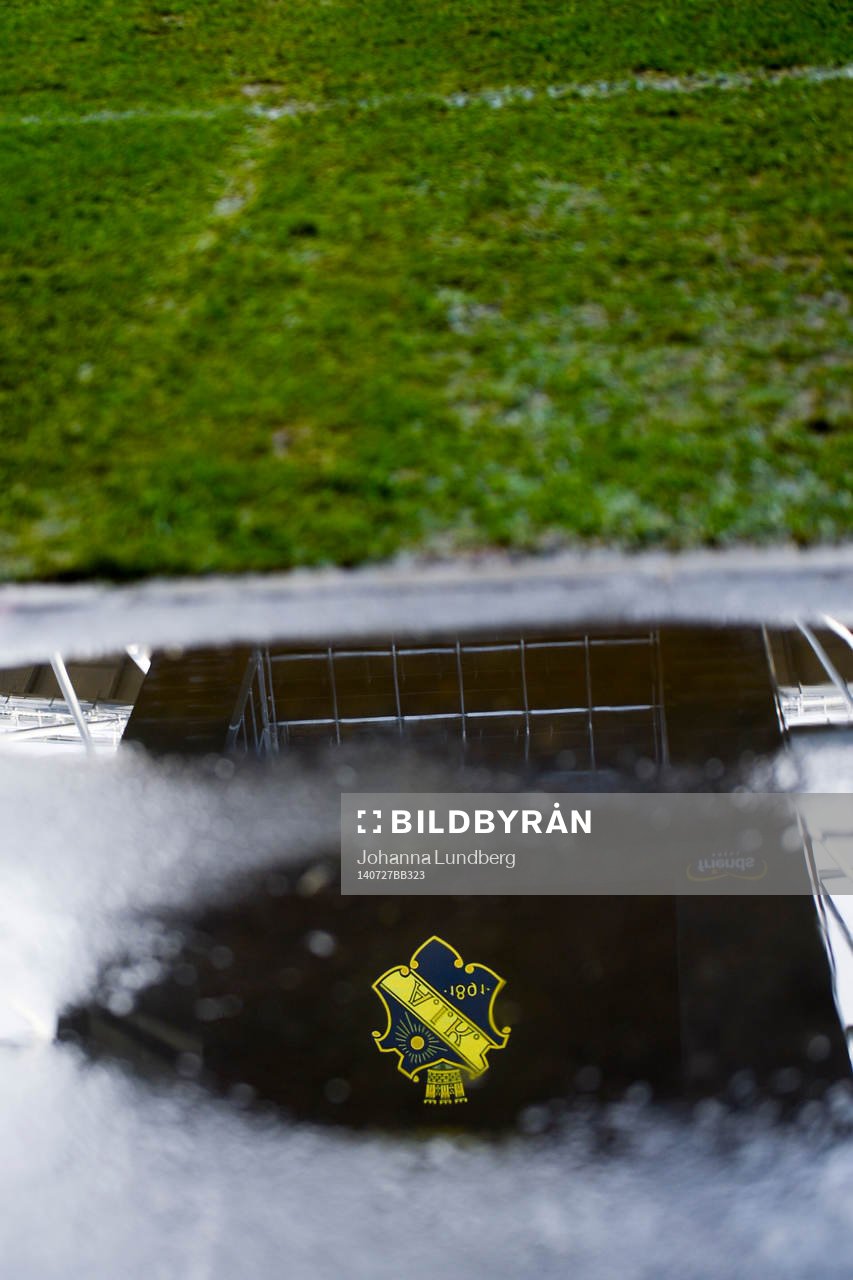 AIKs logga speglas i en vattenpöl när fotbollsmatchen i