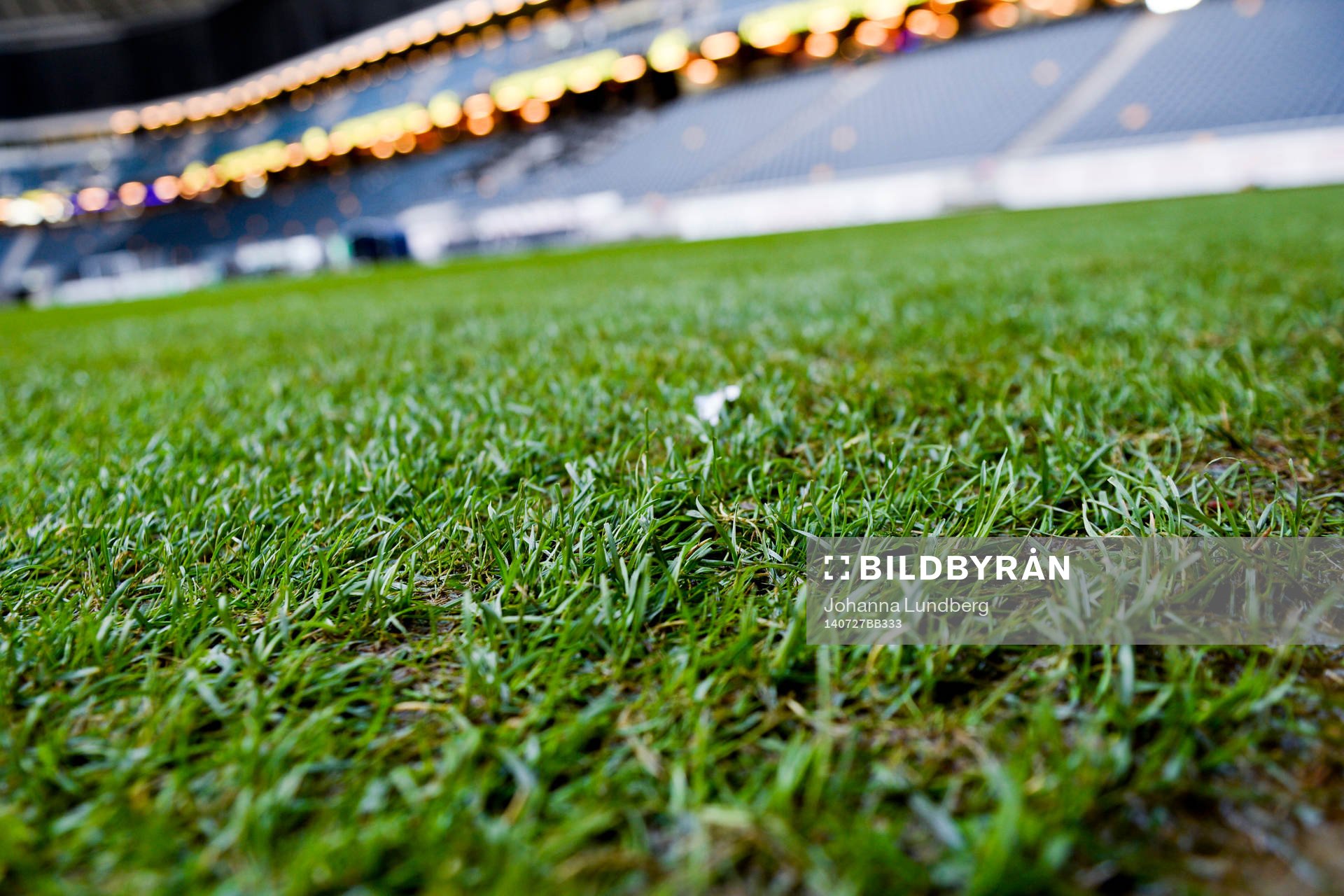 Vattensjuk plan inne på Friends Arena när fotbollsmatchen