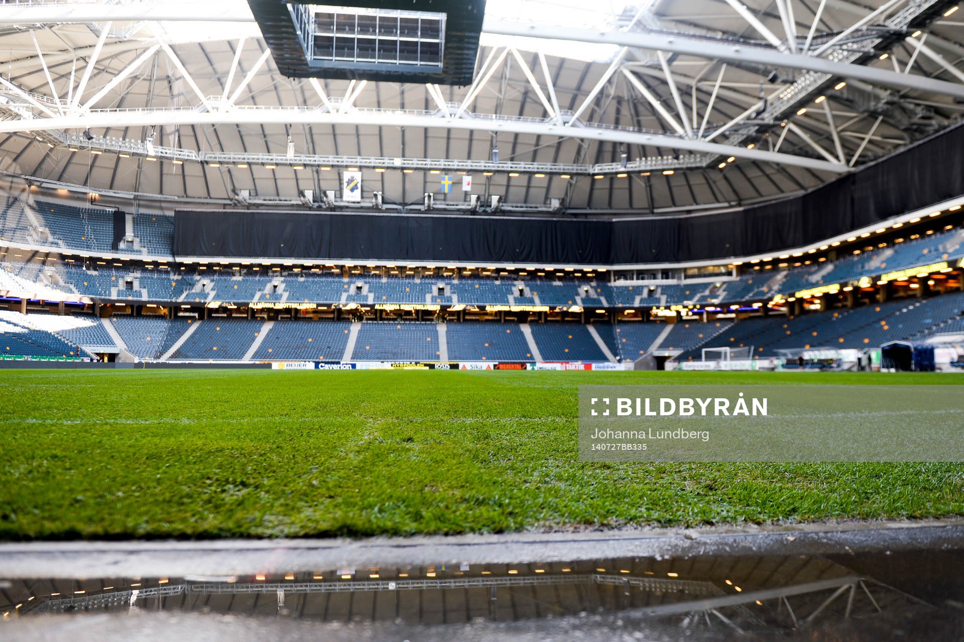 Vattensjuk plan inne på Friends Arena när fotbollsmatchen
