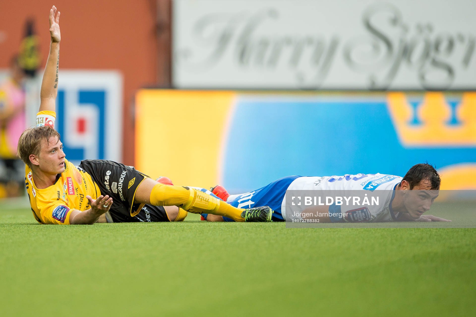 Norrköpings Nikola Tkalcic drar ner Elfsborgs Simon Hedlund och Elfsborg tilldöms straff under fotbollsmatchen i Allsvenskan mellan Elfsborg och Norrköping den 27 juli 2014 i Borås.