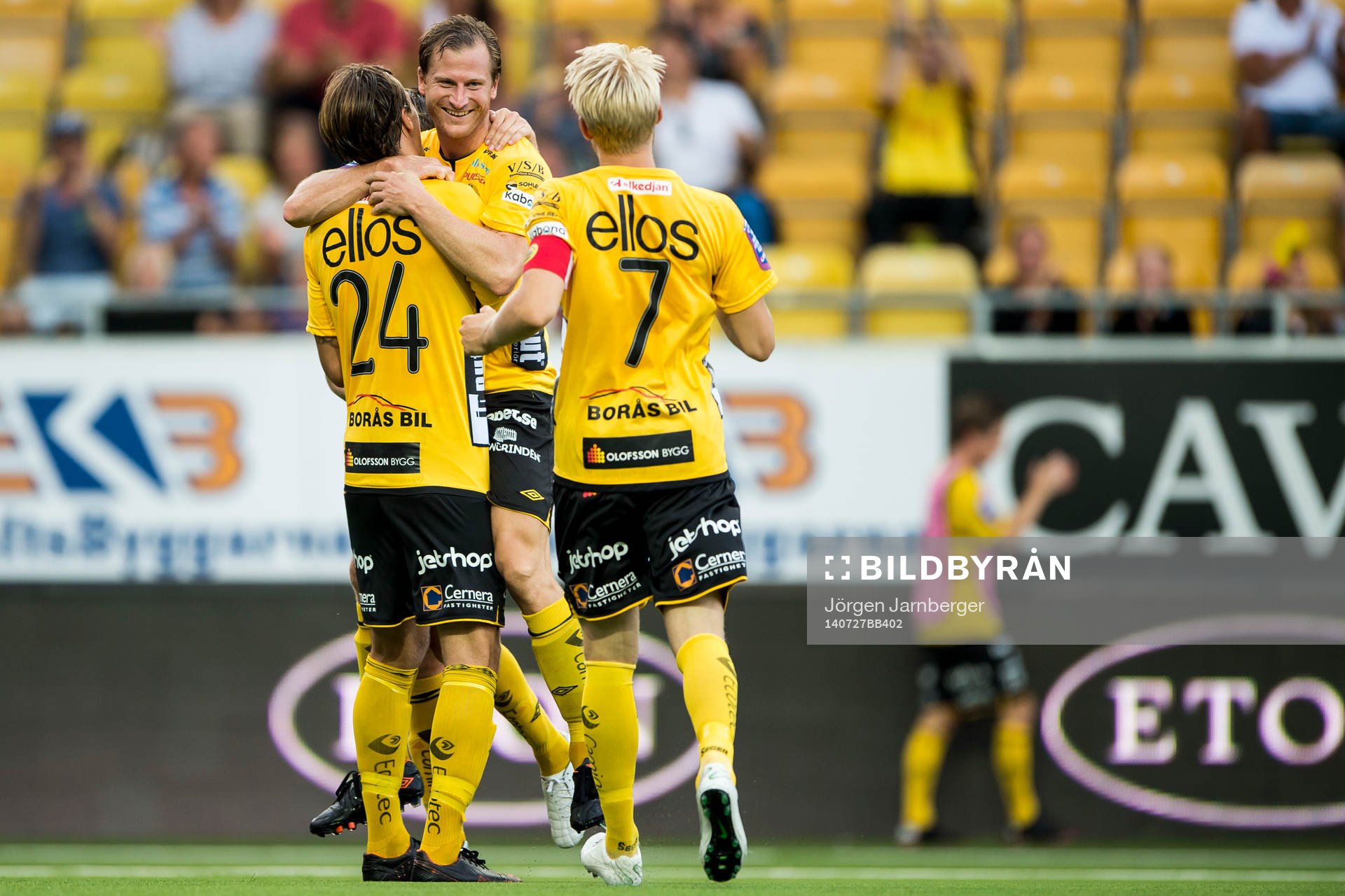 Elfsborgs Daniel Mobaeck kramas om efter 3-0 målet under fotbollsmatchen i Allsvenskan mellan Elfsborg och Norrköping den 27 juli 2014 i Borås.