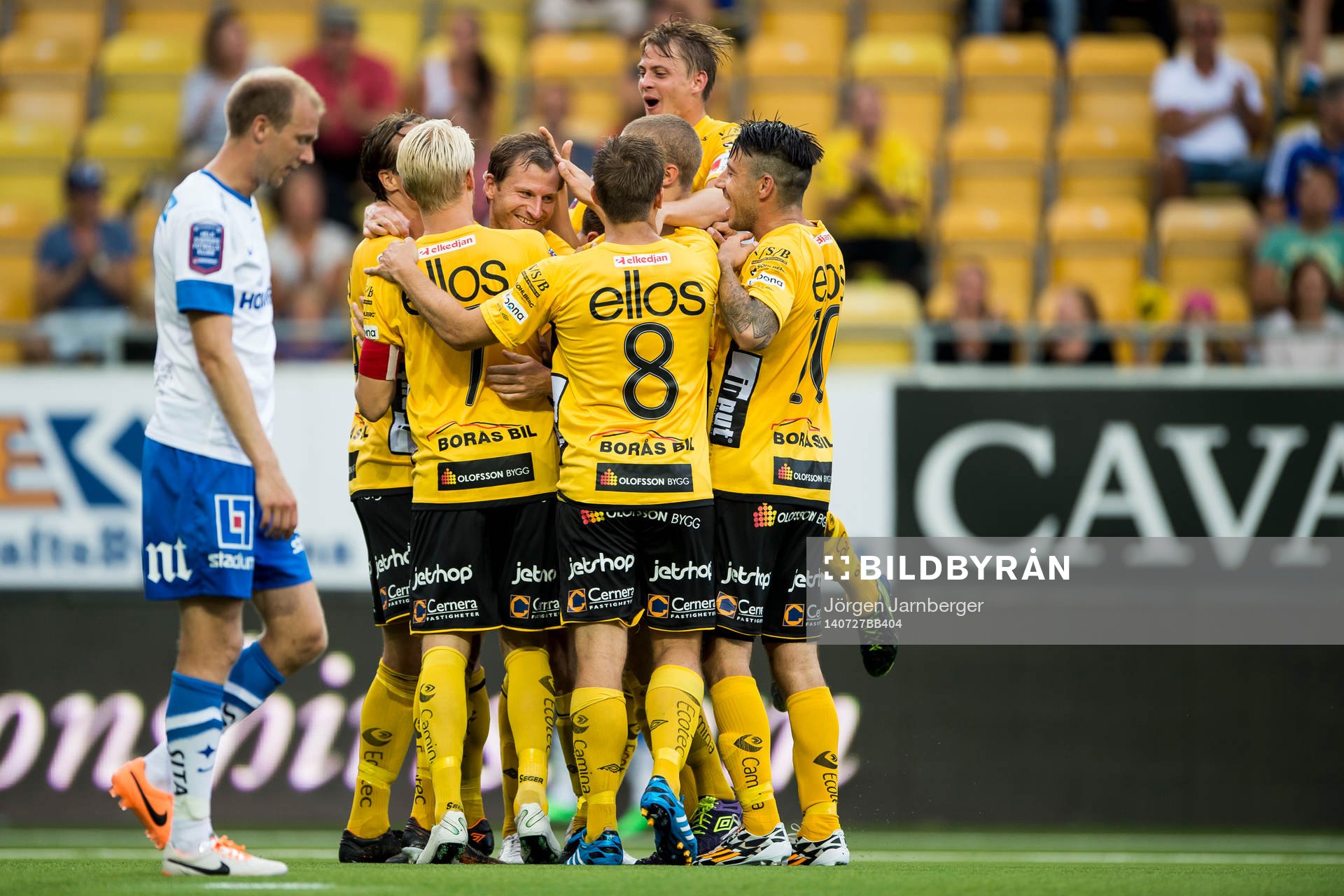 Elfsborgs Daniel Mobaeck kramas om efter 3-0 målet under fotbollsmatchen i Allsvenskan mellan Elfsborg och Norrköping den 27 juli 2014 i Borås.