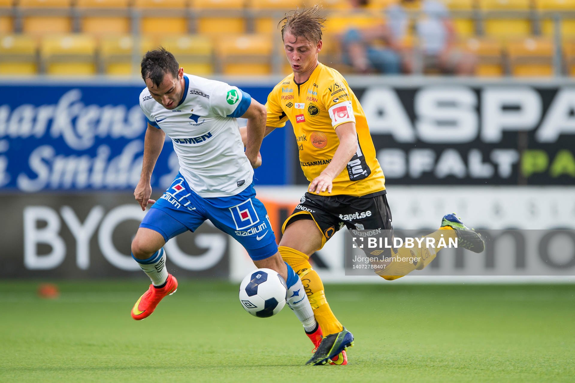 Norrköpings Nikola Tkalcic och Elfsborgs Simon Hedlund i