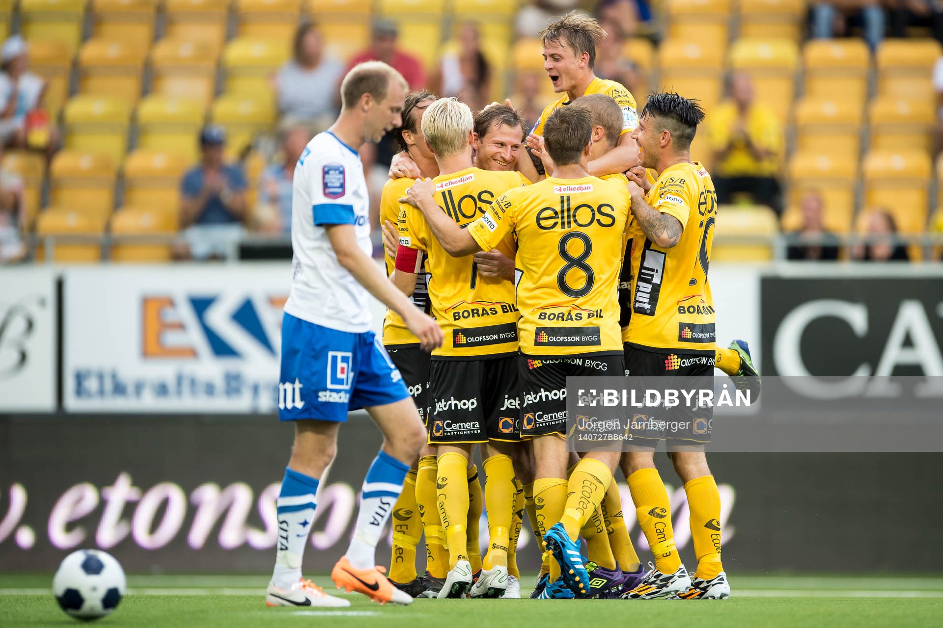 Elfsborgs Daniel Mobaeck (mitt i bild) jublar