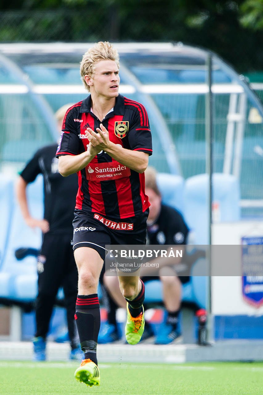 Brommapojkarnas Carl Starfelt försöker peppa igång sina