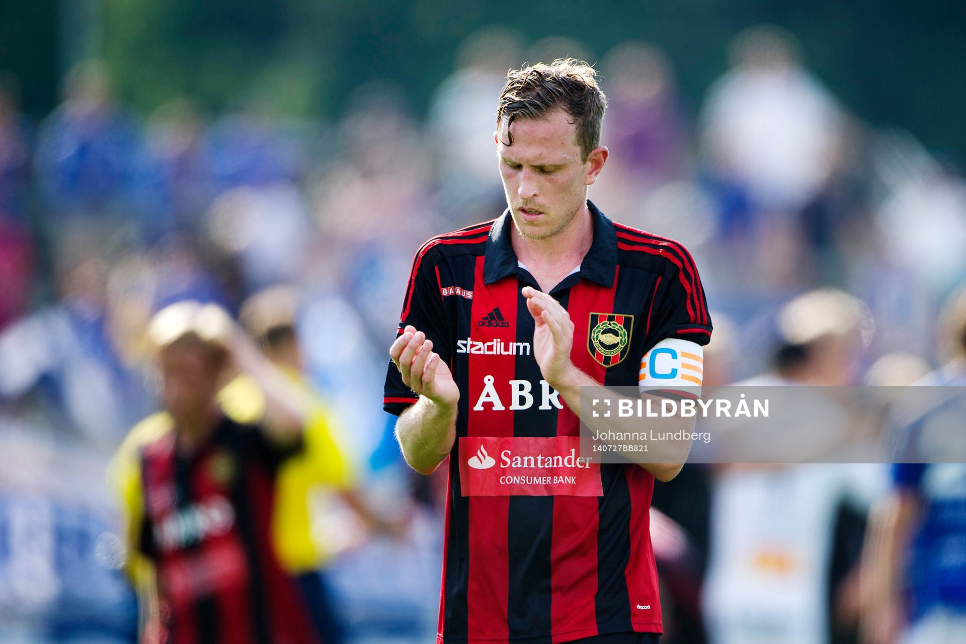 Brommapojkarnas Pontus Segerström tackar publiken