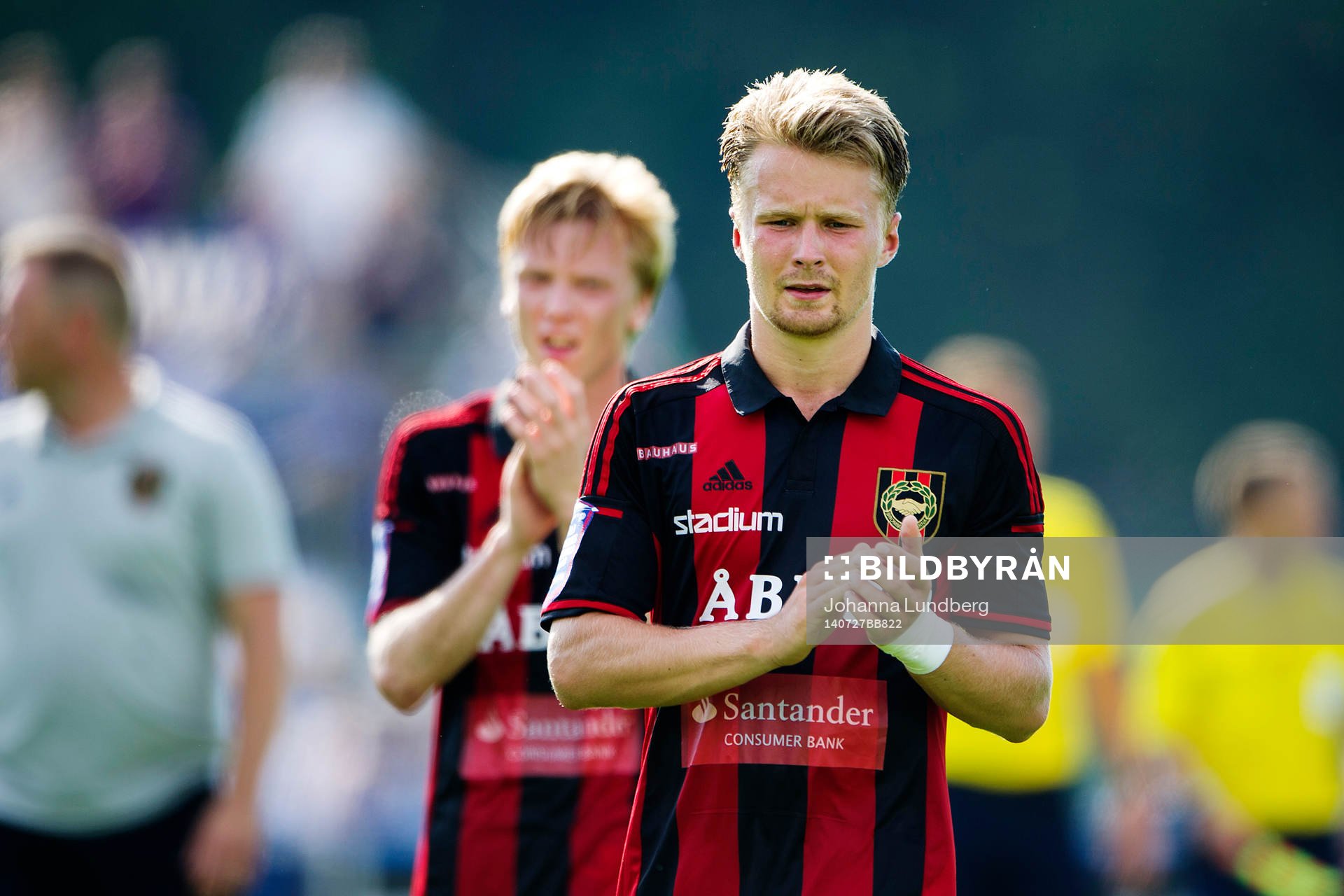 Brommapojkarnas Jacob Une Larsson tackar publiken