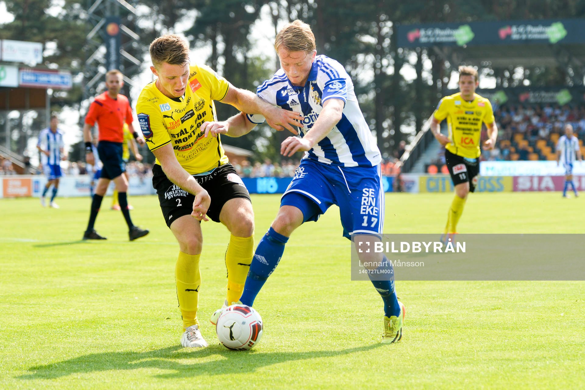 Mjällbys Viktor Agardius mot IFK Göteborgs Sam Larsson
