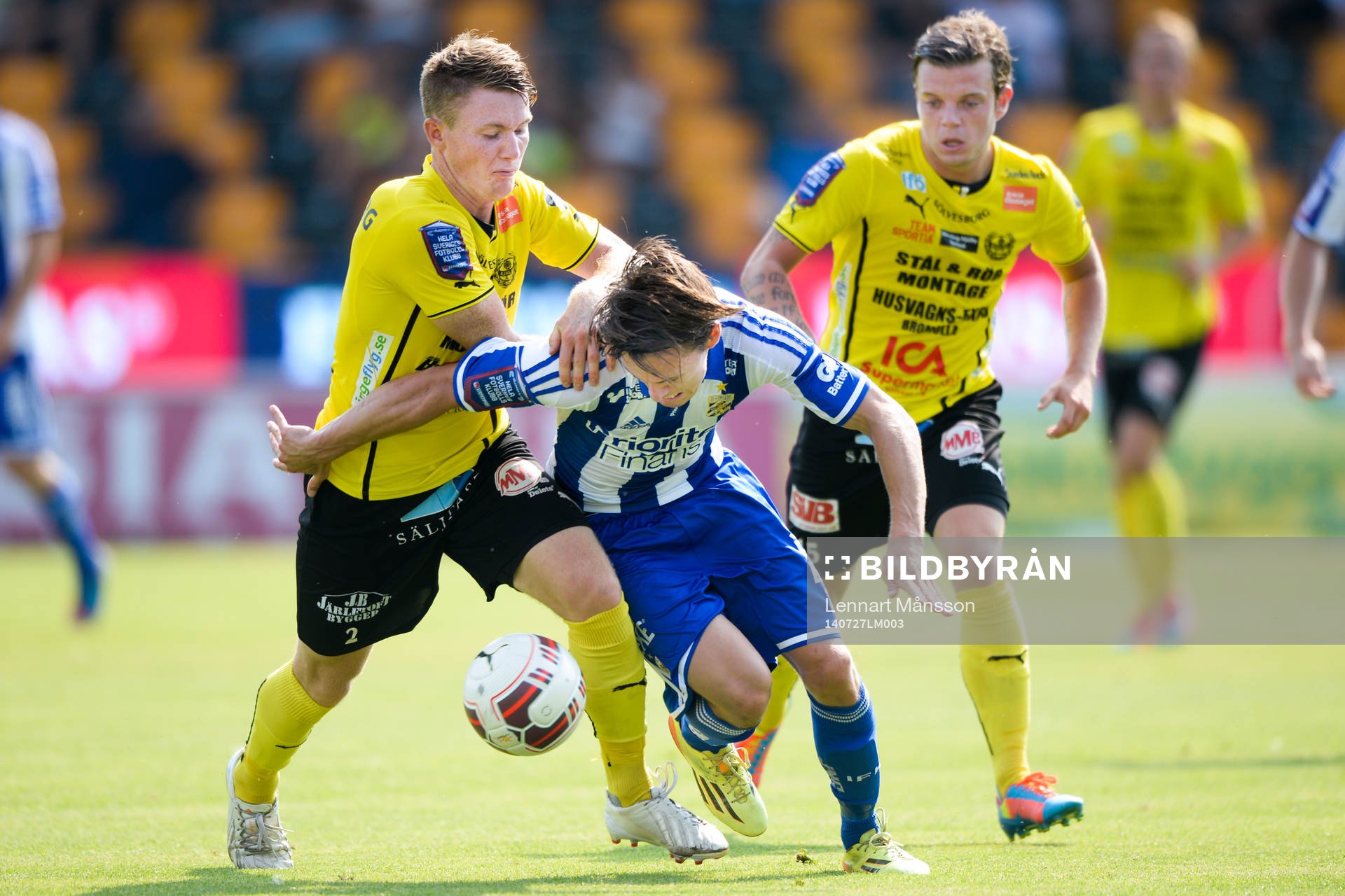 IFK Göteborgs Lasse Vibe försöker ta sig förbi