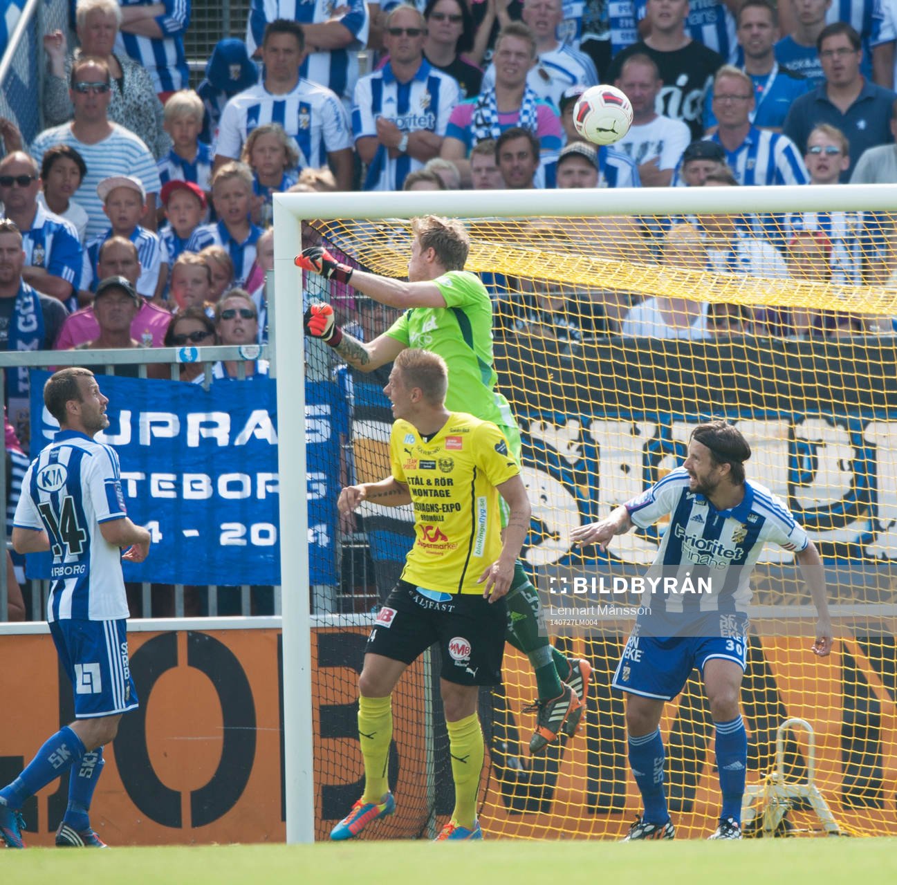 IFK Göteborgs målvakt Marcus Sandberg boxar in i egen bur