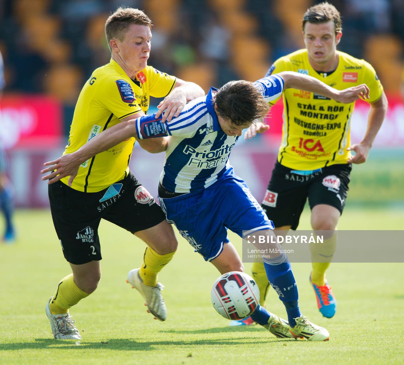 IFK Göteborgs Lasse Vibe och Mjällbys Viktor Agardius i