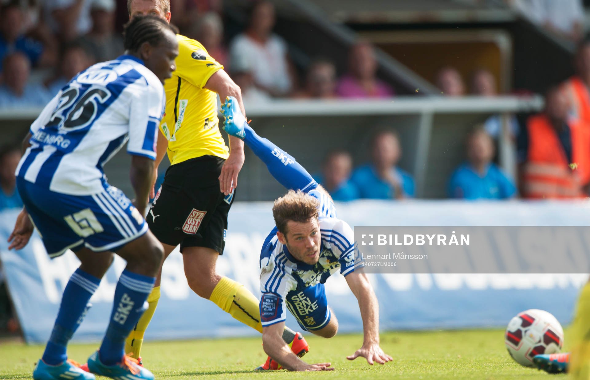 IFK Göteborgs Emil Salomonsson faller i matchen i