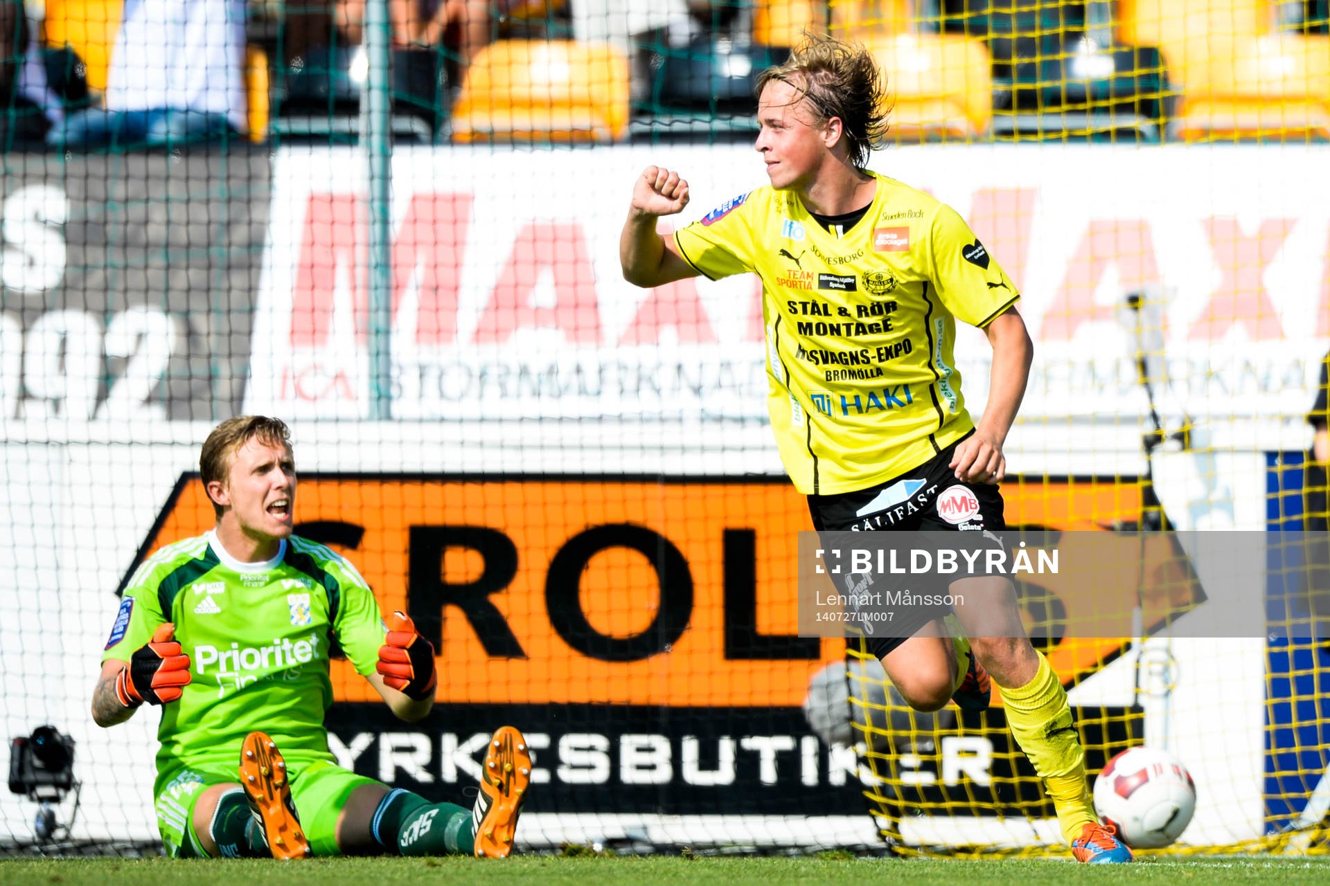 Mjällbys Robin Strömberg har gjort 2-0 och jublar och IFK
