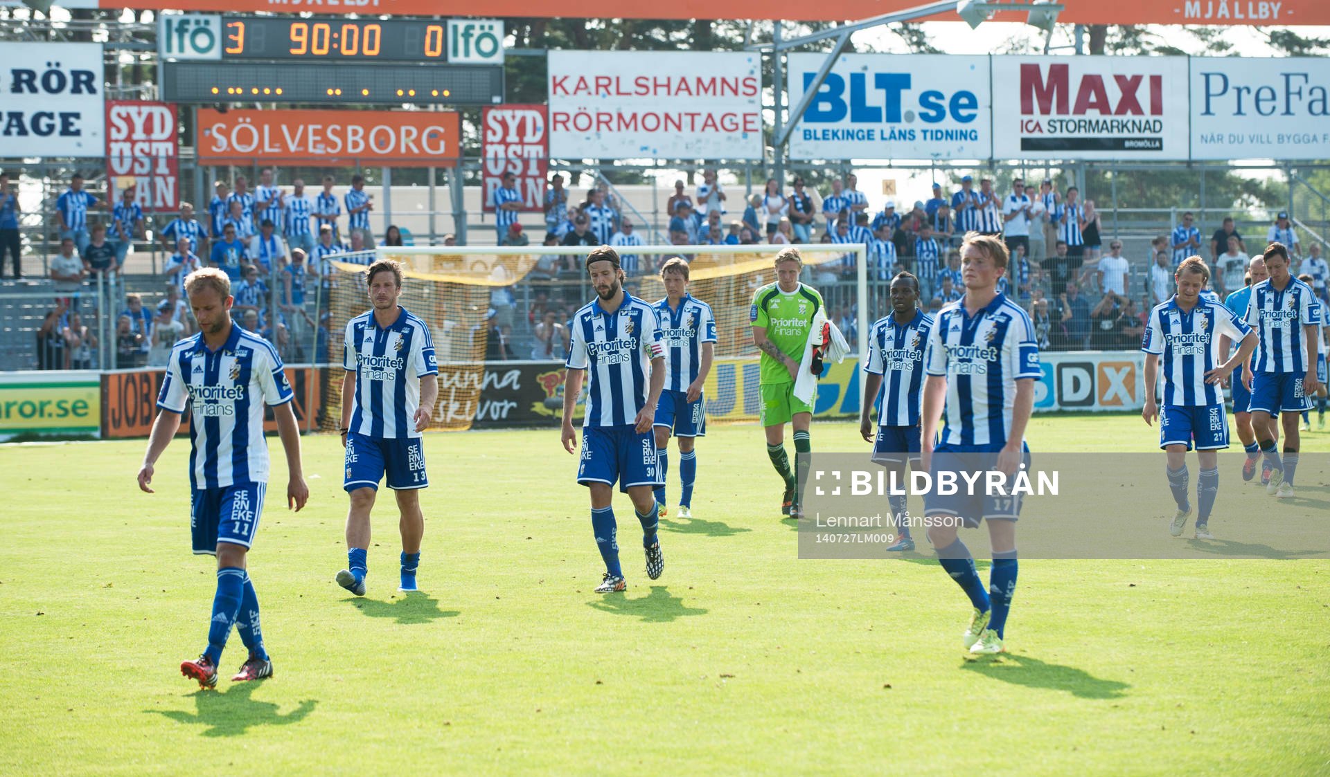 IFK Göteborg vandrar av plan med tunga steg och på