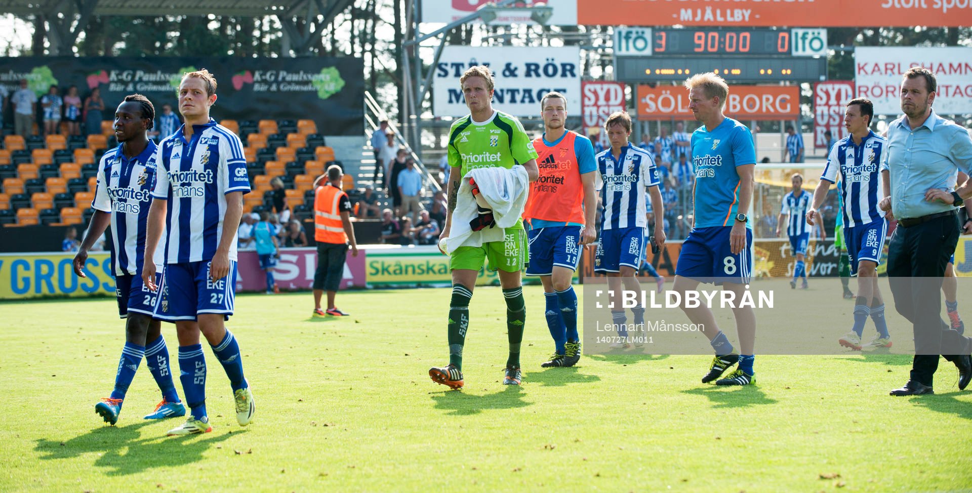 IFK Göteborg vandrar av plan med tunga steg och på