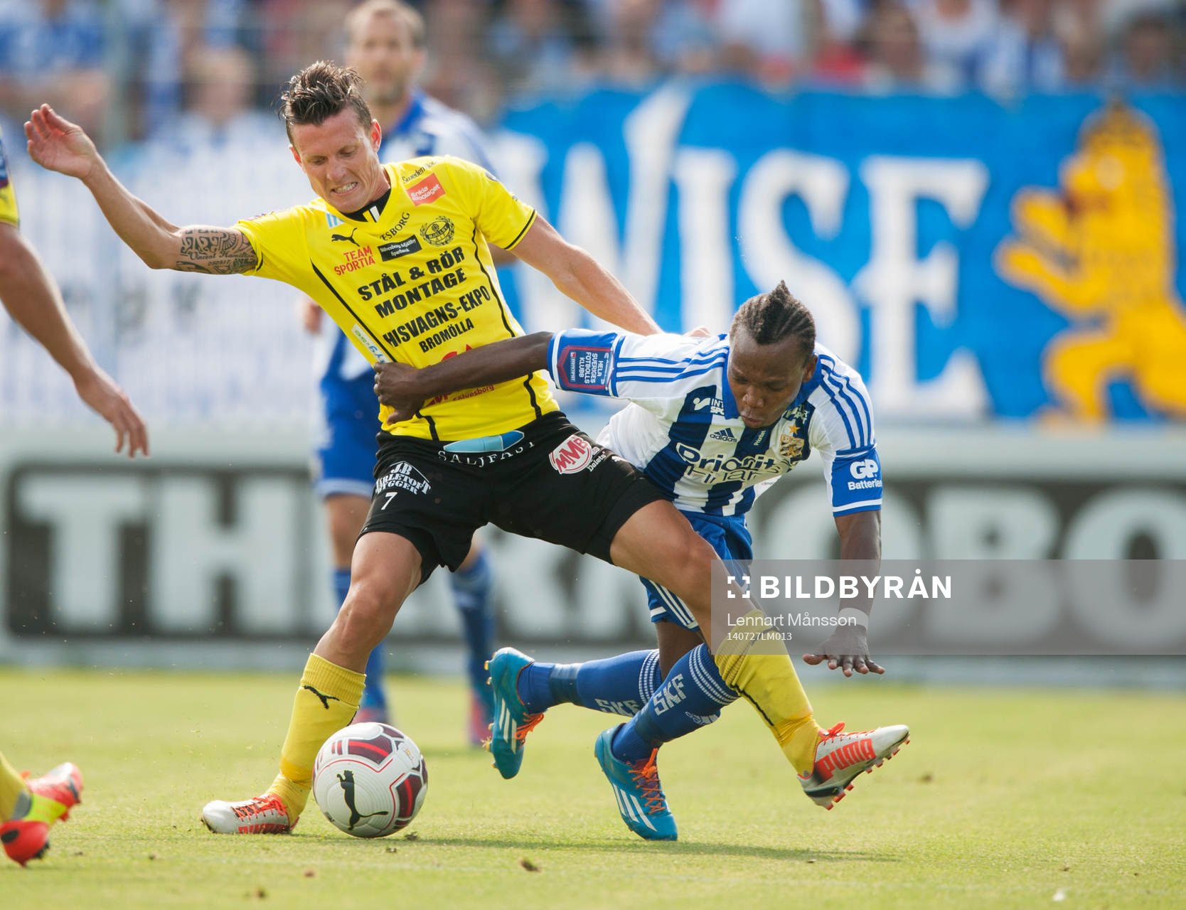 Mjällbys Kristian Haynes och IFK Göteborgs May Mahlangu i
