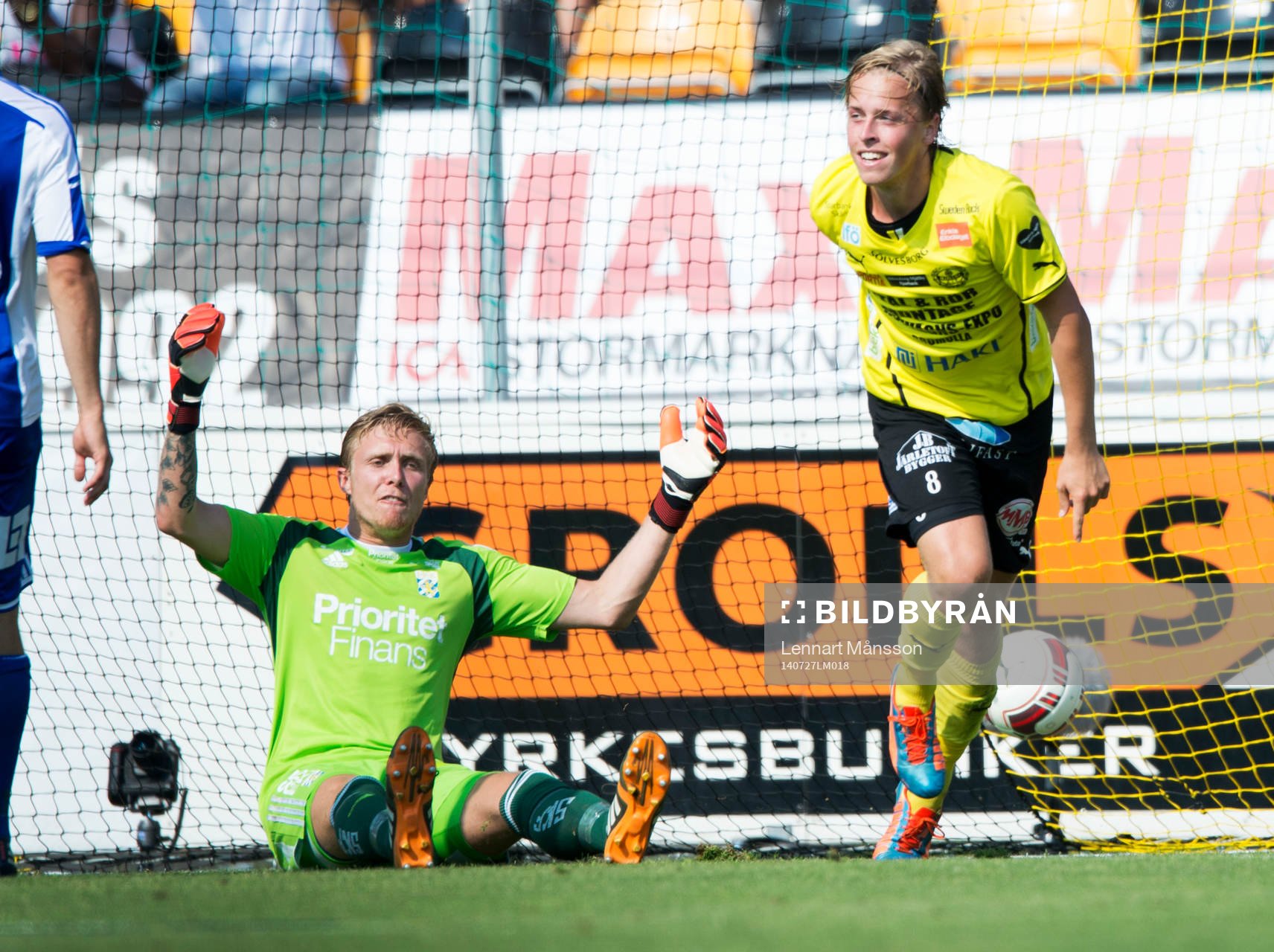 Mjällbys Robin Strömberg jublar