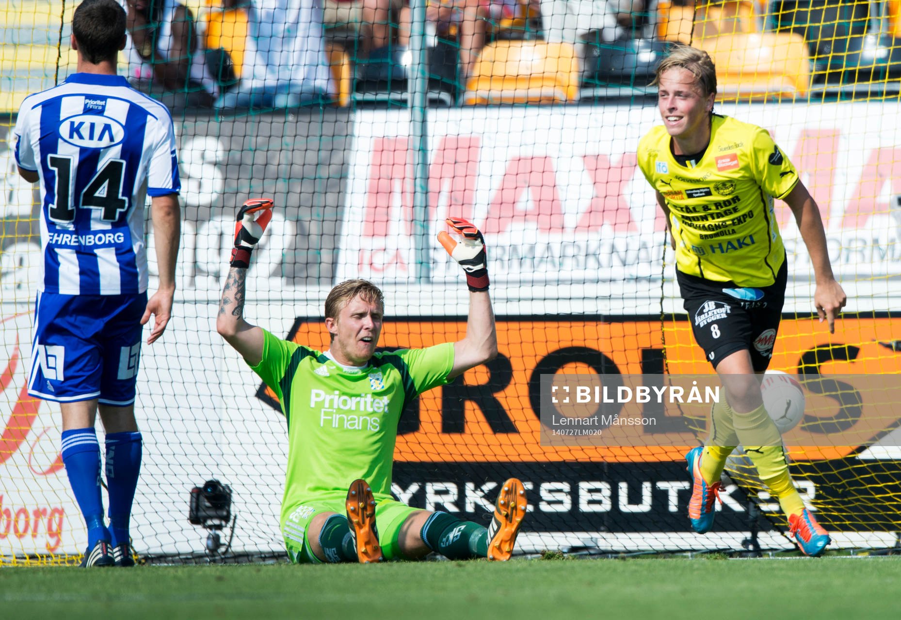Mjällbys Robin Strömberg jublar