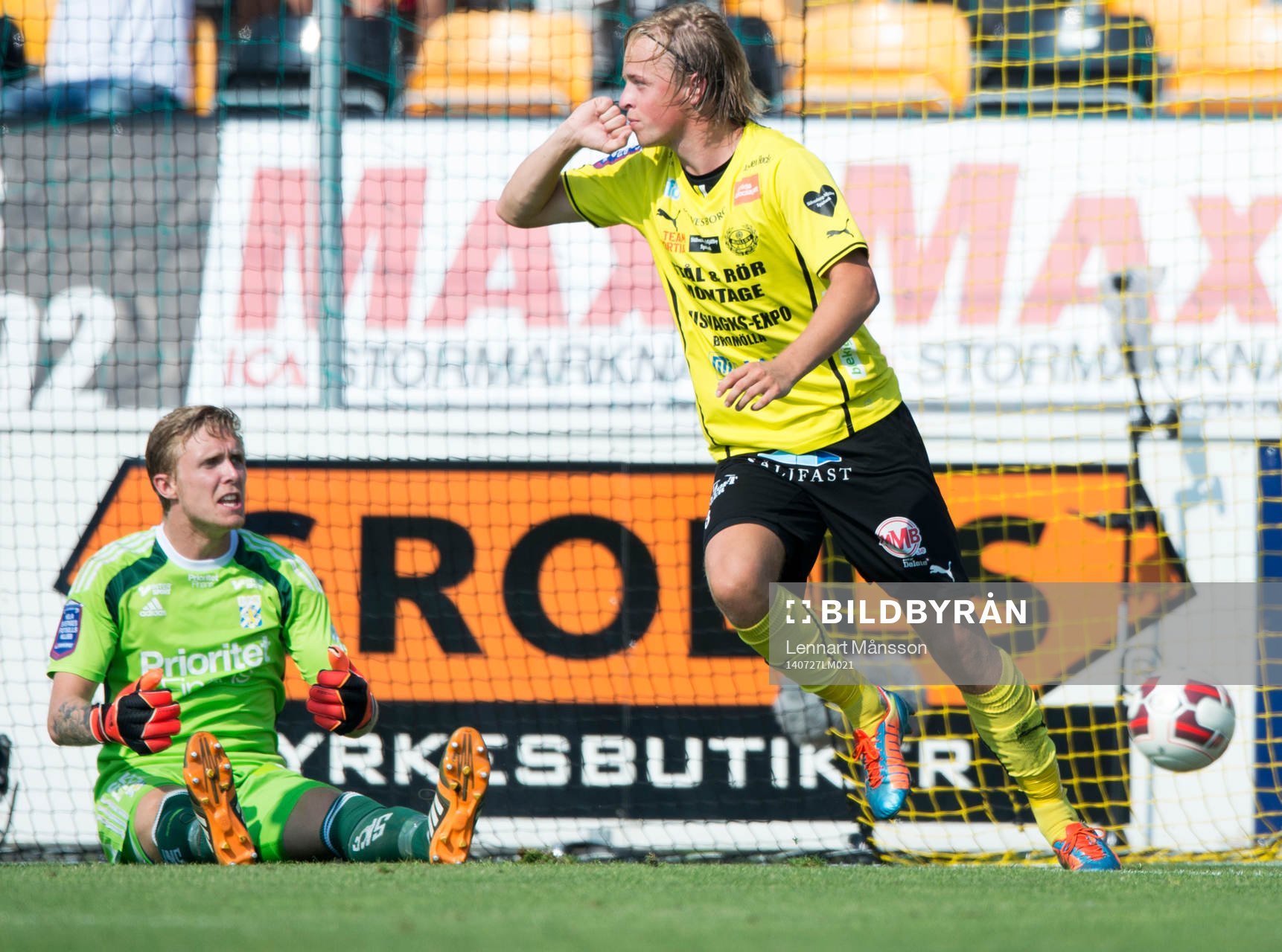 Mjällbys Robin Strömberg jublar