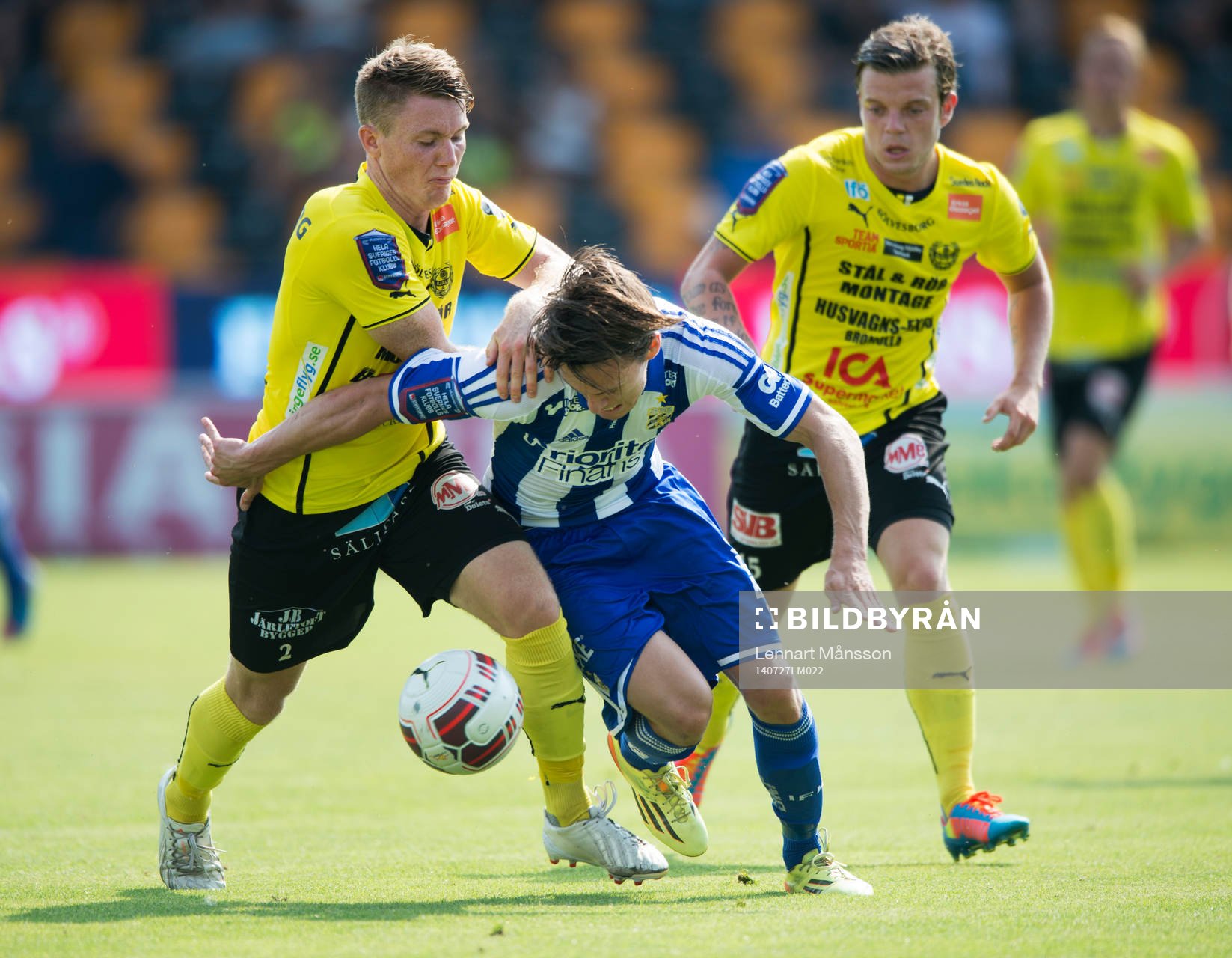 Mjällbys Viktor Agardius och IFK Göteborgs Lasse Vibe i