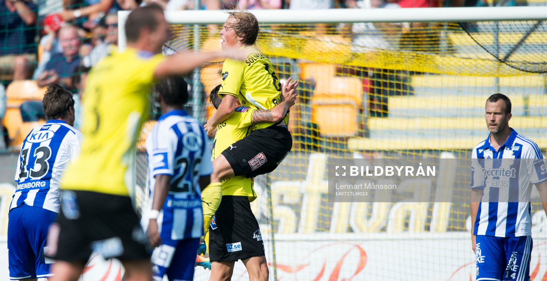 Mjällbys Robin Strömberg jublar