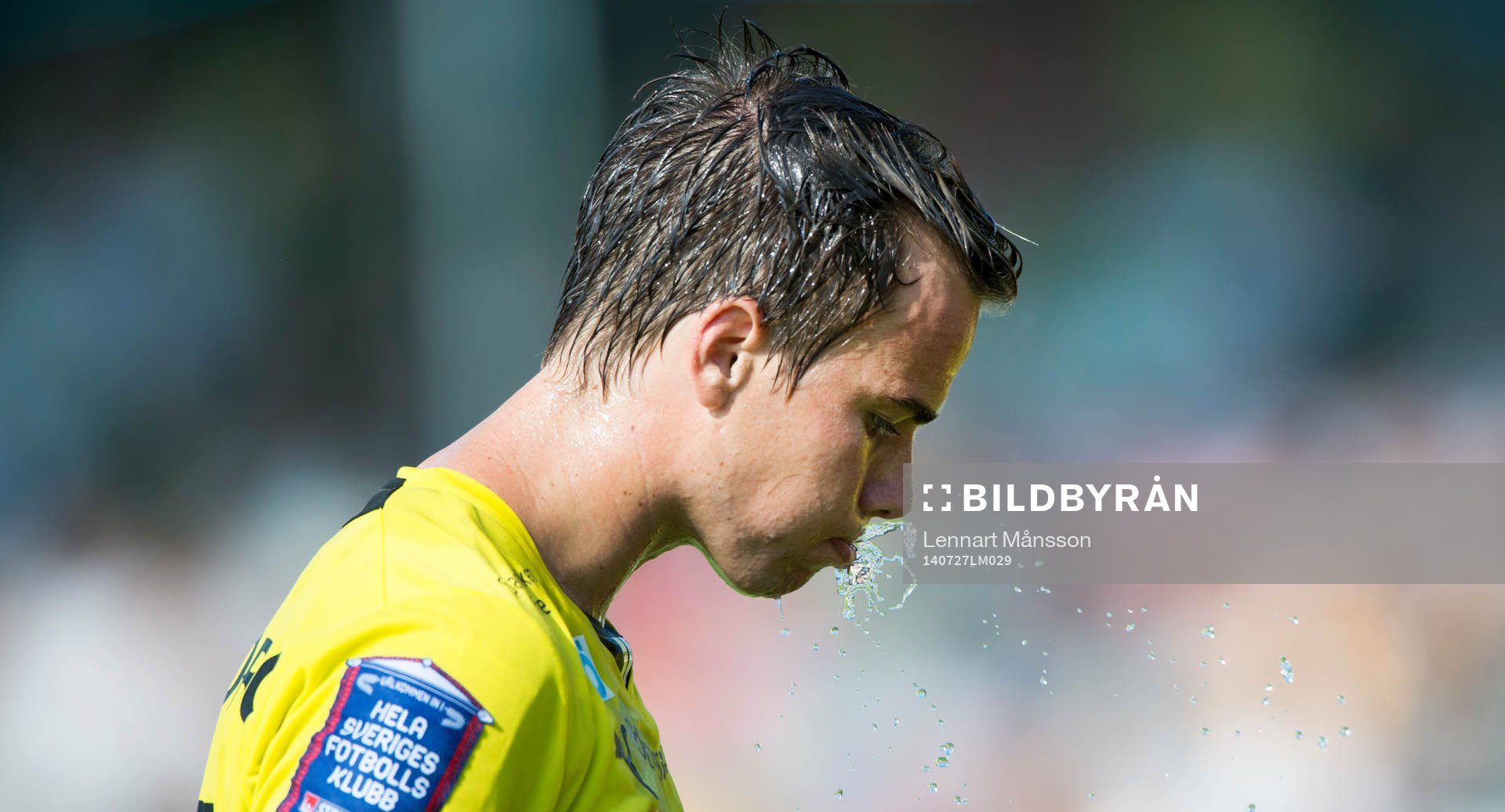 Mjällbys målskytt Andreas Blomqvist svalkar sig under en drickapaus i matchen i fotbollsallsvenskan mellan Mjällby och IFK Göteborg i Hällevik 27 juli.