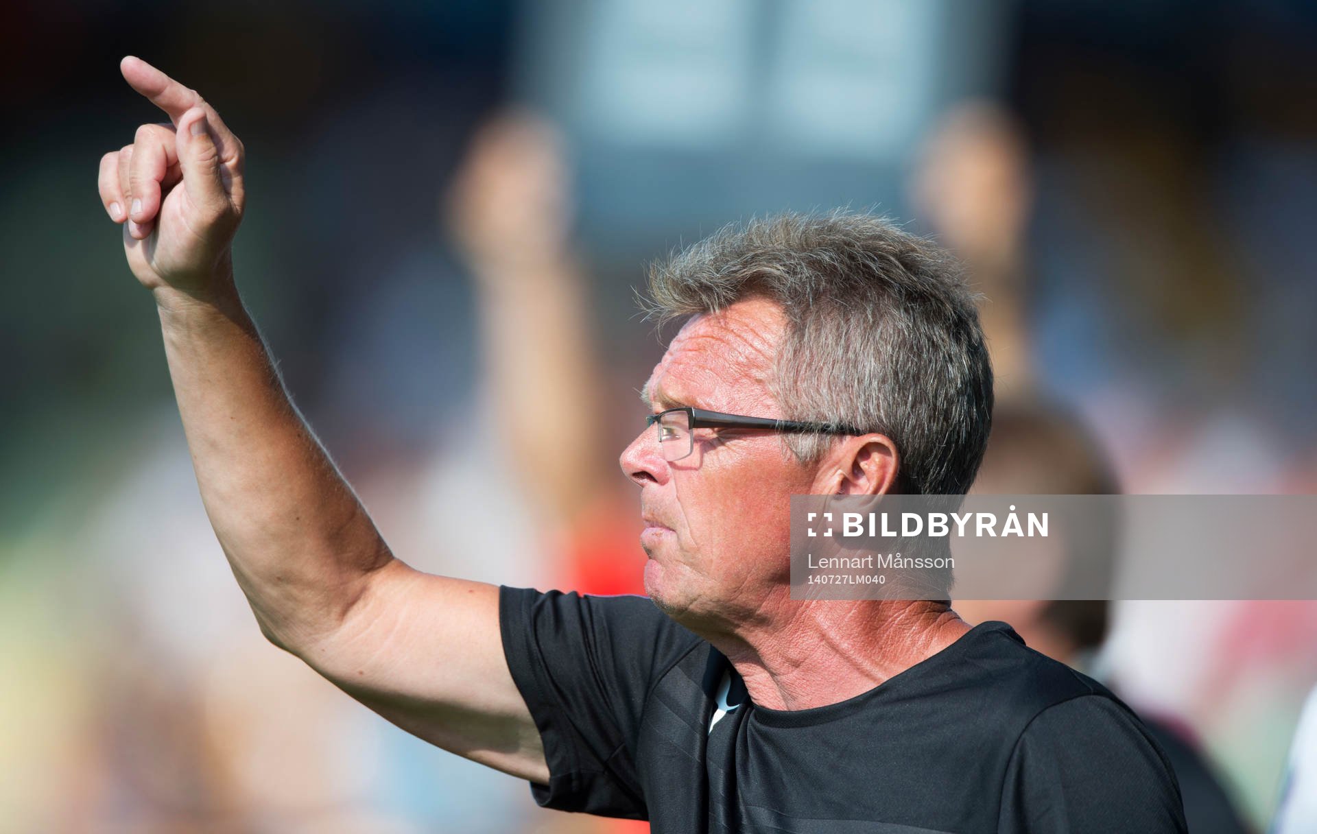 Det pekar uppåt för Mjällbys tränare Anders Linderoth i matchen i fotbollsallsvenskan mellan Mjällby och IFK Göteborg i Hällevik 27 juli.