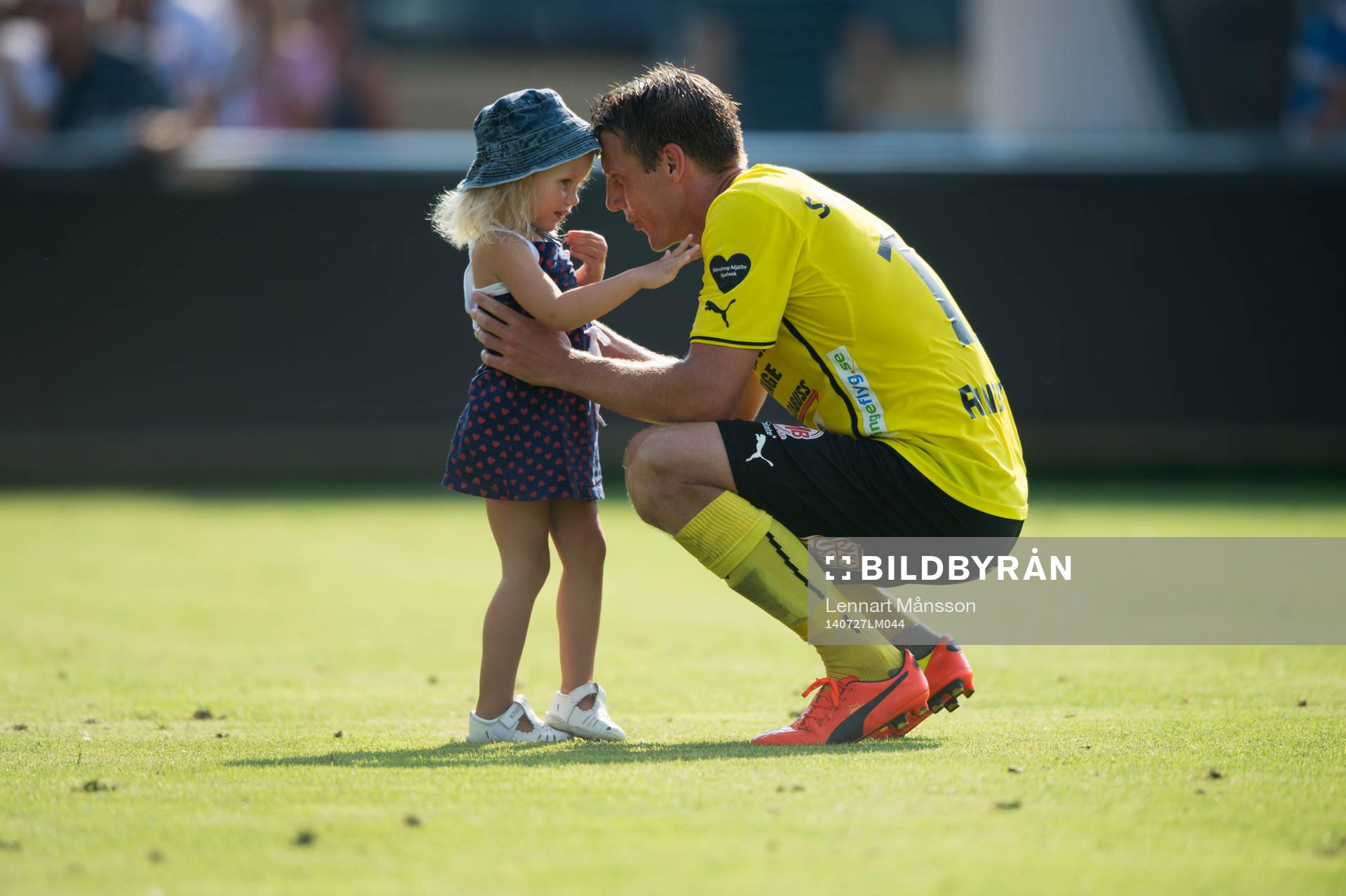 Mjällbys Daniel Nilsson med dotter  i matchen i