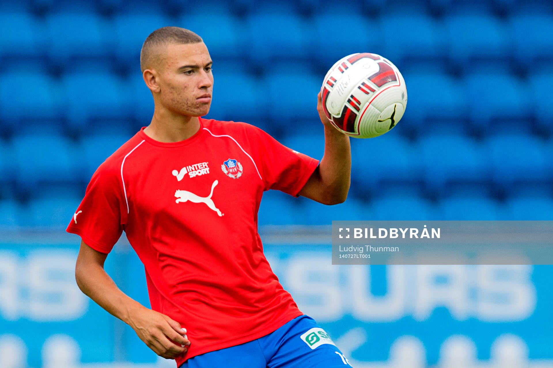 Helsingborgs Jordan Larsson värmer upp