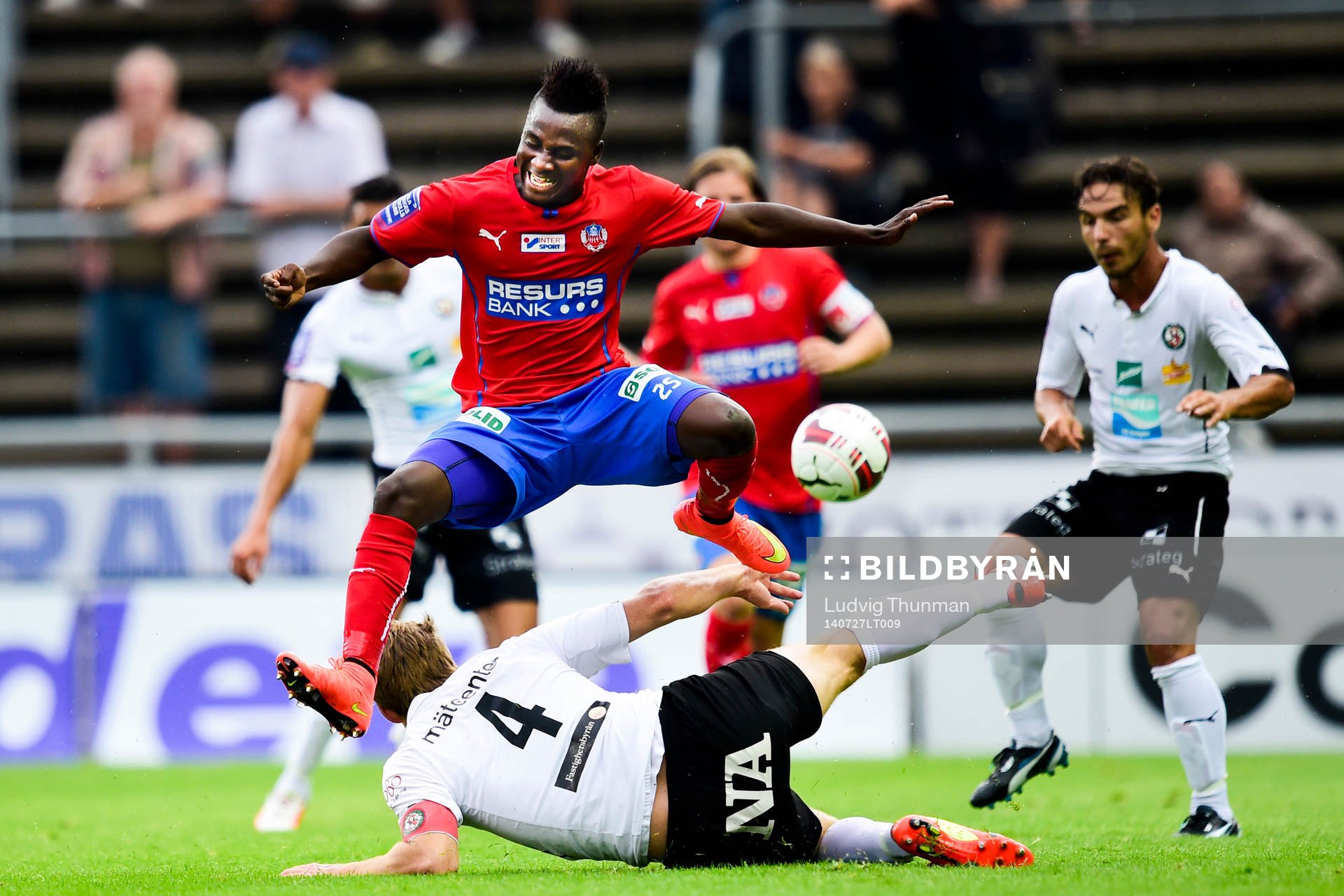 Helsingborgs David Accam hoppar över Örebros Magnus