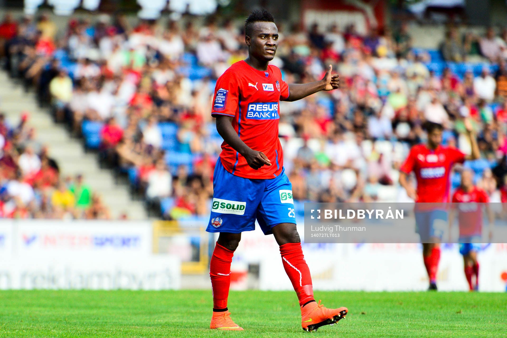 Helsingborgs David Accam gör tummen upp