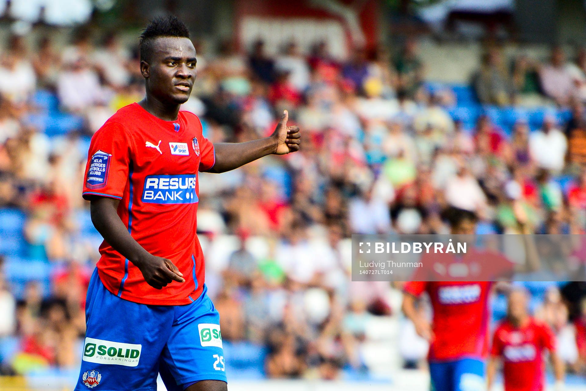 Helsingborgs David Accam gör tummen upp