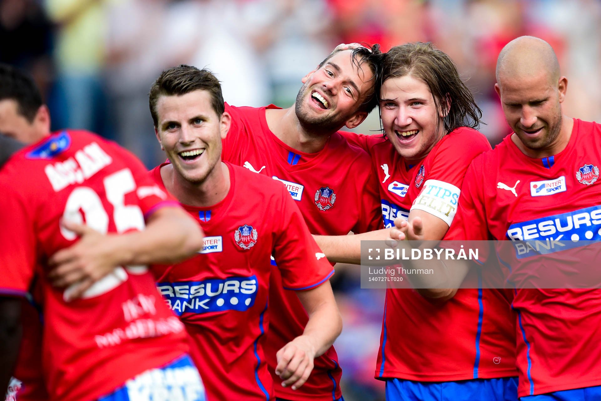 Helsingborgs Mikael Dahlberg (m) kramas om av Darijan