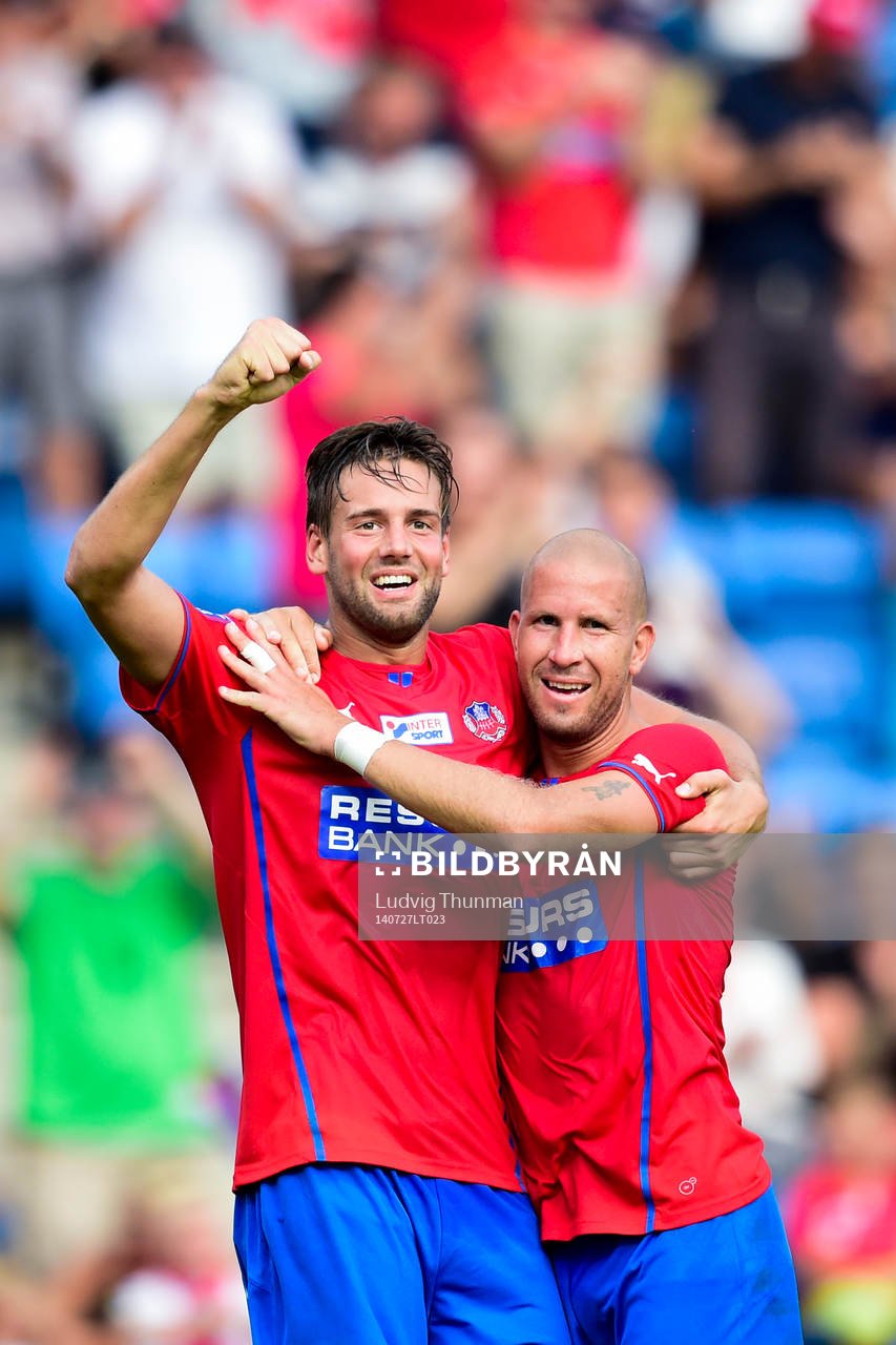Helsingborgs Mikael Dahlberg kramas om av Mattias Lindström efter att han gjort 1-0 under matchen i Allsvenskan mellan Helsingborg och Örebro den 27 juli 2014 i Helsingborg.
