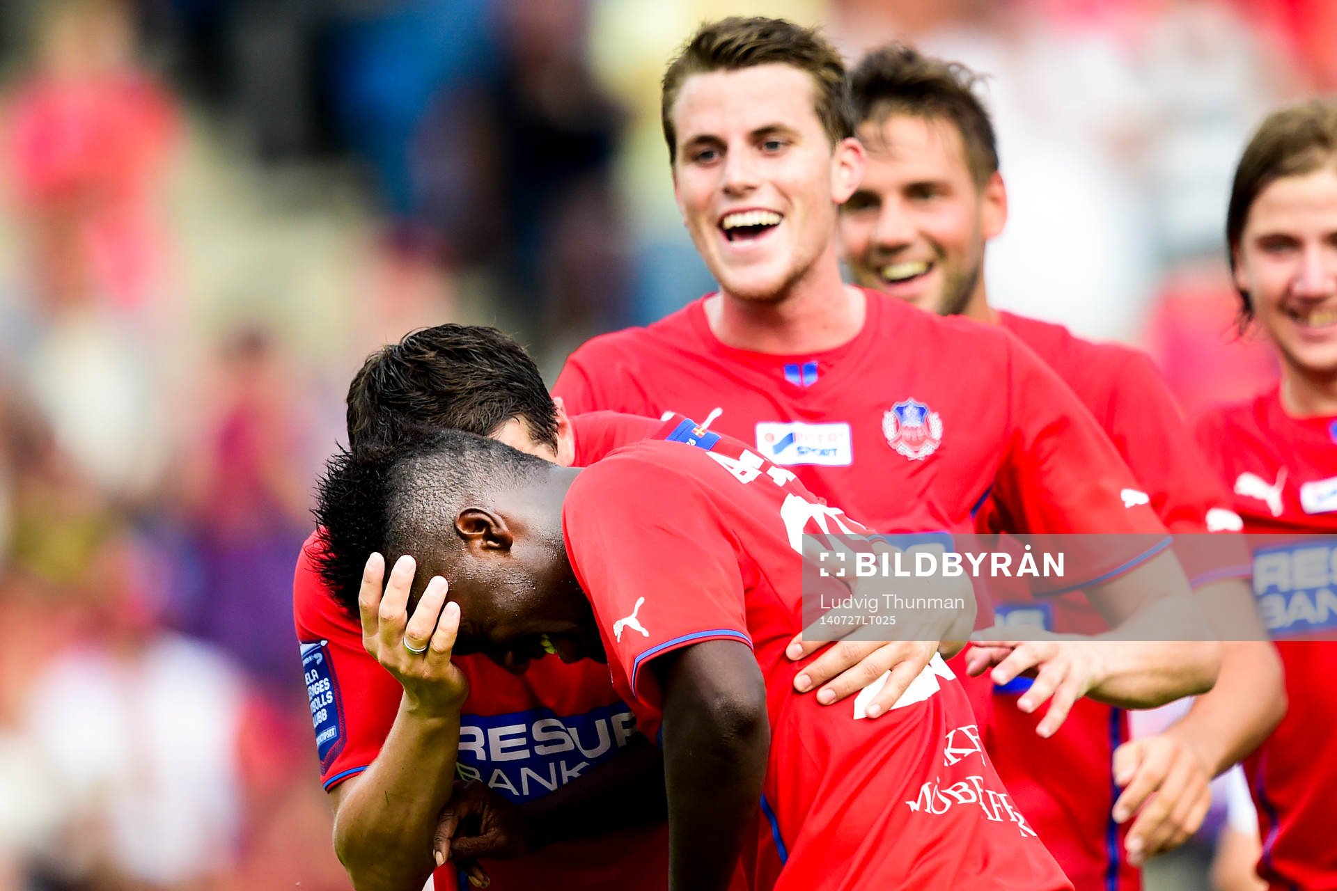 Helsingborgs Ardian Gashi tröstar David Accam som inte