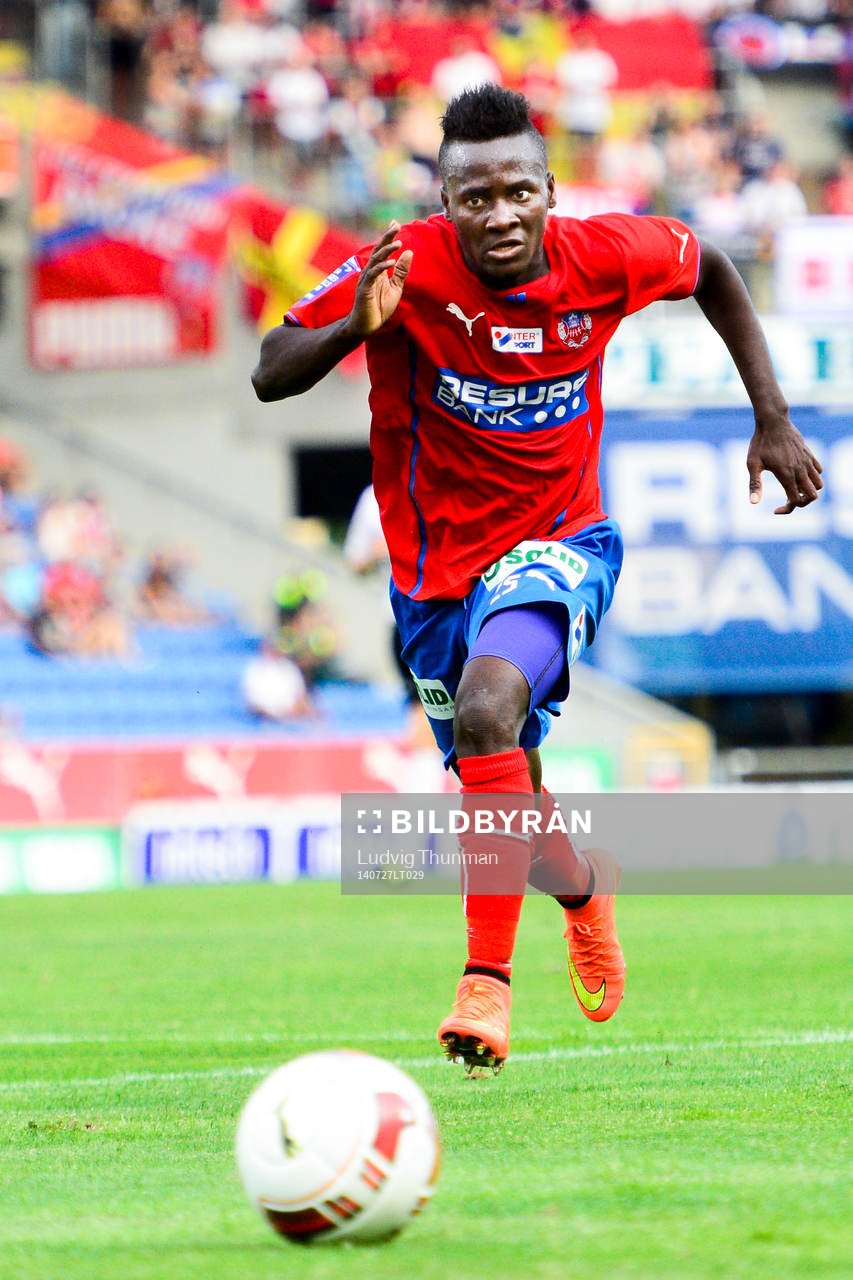 Helsingborgs David Accam jagar bollen