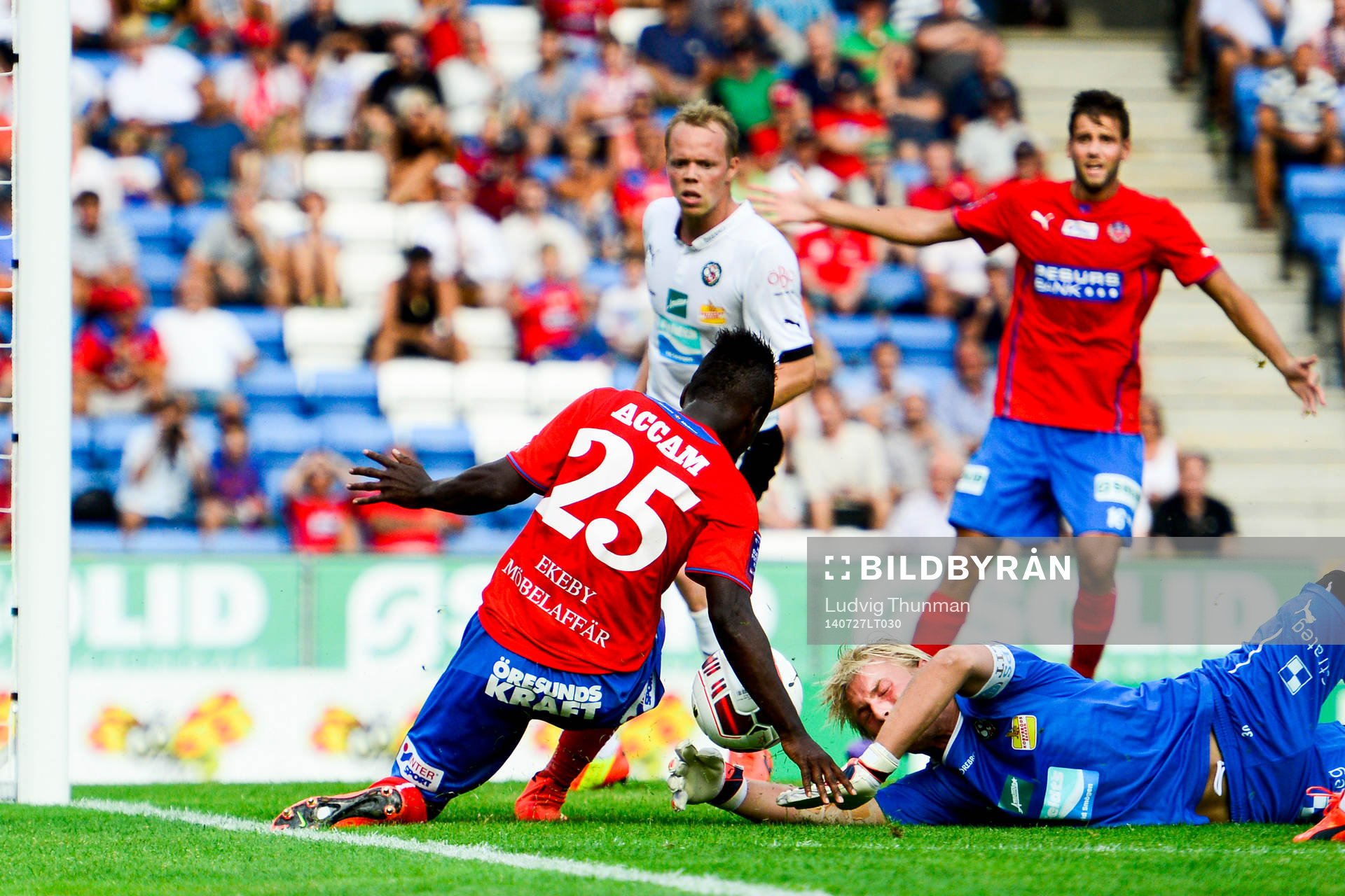 Helsingborgs David Accam (ryggen tv) försöker peta in 1-0 bakom Örebros målvakt Jacob Rinne men lyckas inte, istället blir det Helsingborgs Mikael Dahlberg (th) som gör målet under matchen i Allsvenskan mellan Helsingborg och Örebro den 27 juli 2014 i Helsingborg.