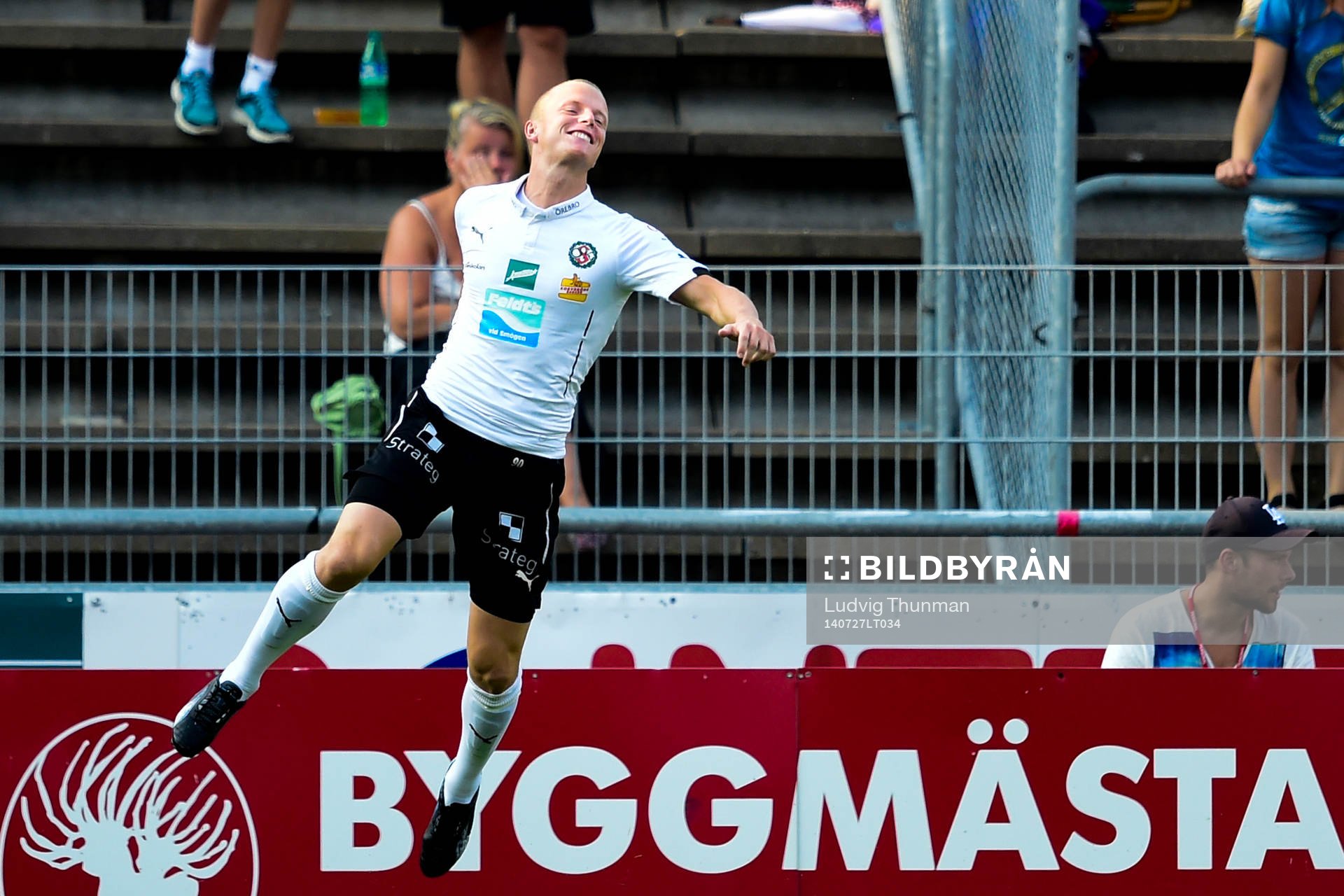 Örebros Daniel Gustavsson jublar