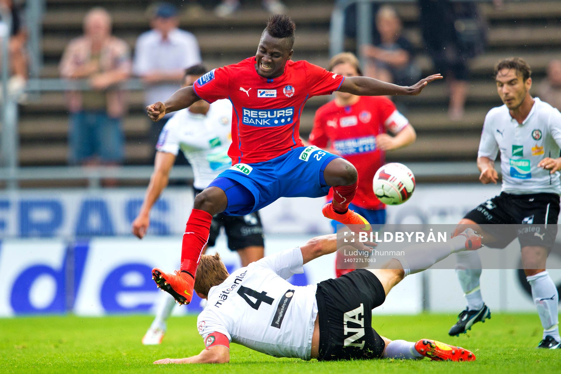 Helsingborgs David Accam flyger över Örebros Magnus