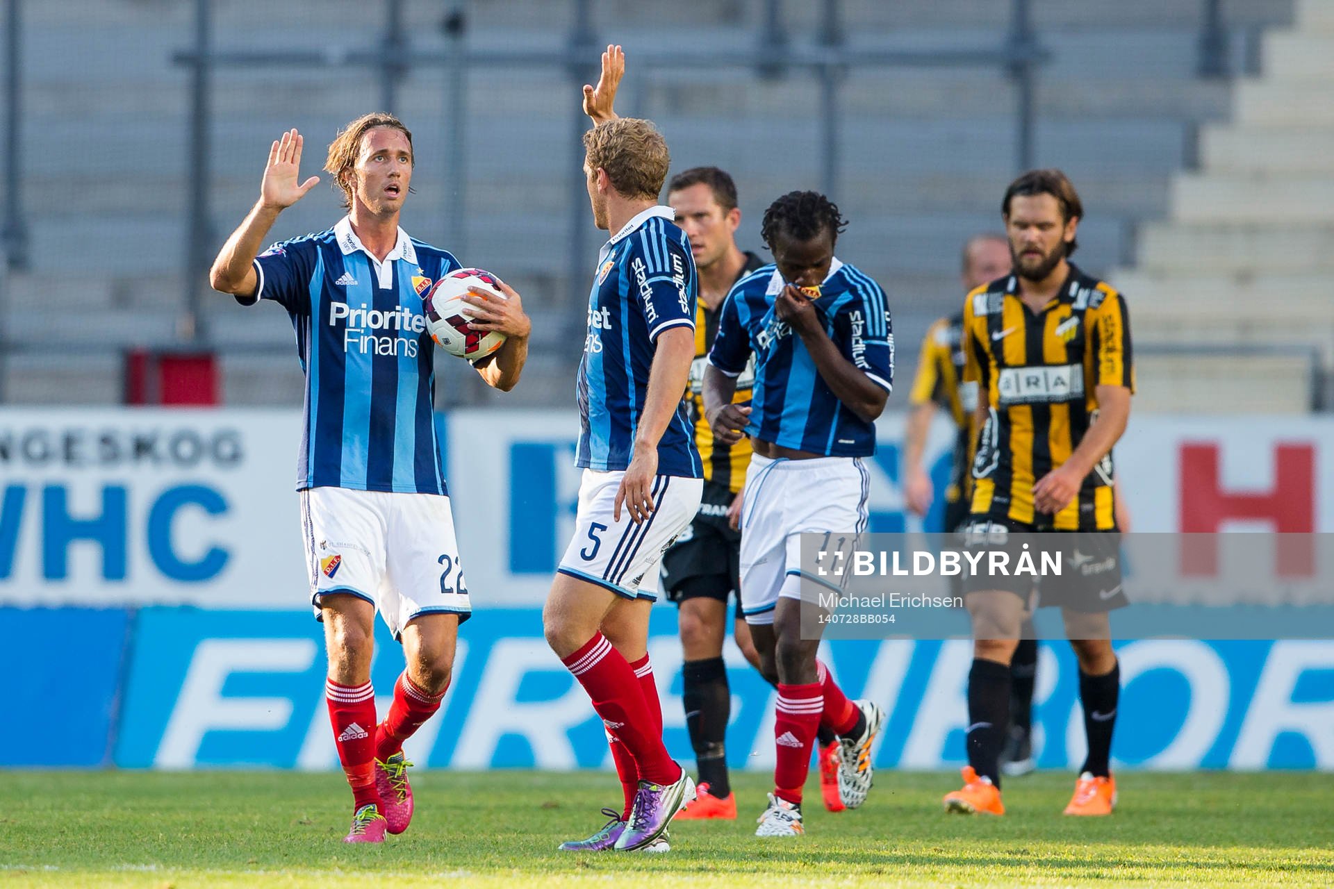 Djurgårdens Philip Hellquist jublar och gör high five med Stefan Karlsson efter att ha reducerat till 2-1 under fotbollsmatchen i Allsvenskan mellan Häcken - Djurgården den 28 Juli 2014 i Göteborg.