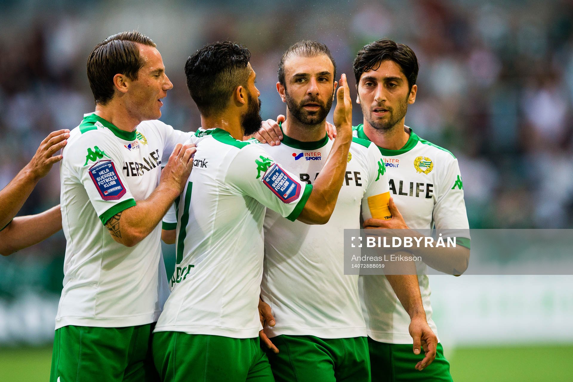 Hammarbys Kennedy Bakircioglu gratuleras av Johan Persson,